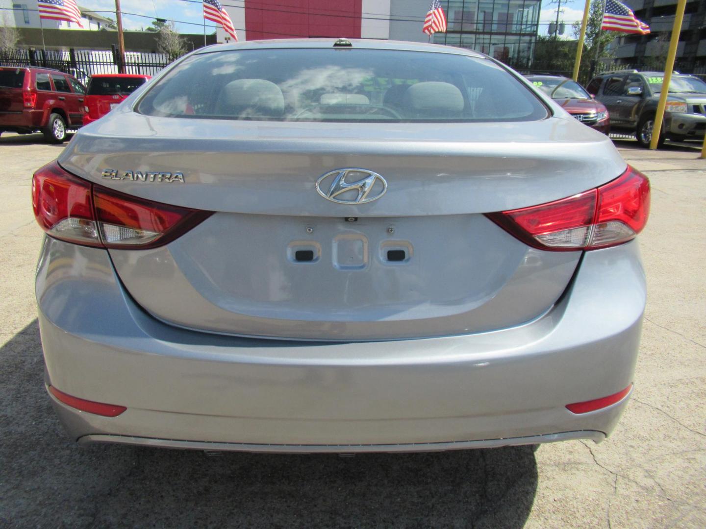 2016 Gray /Black Hyundai Elantra Limited (5NPDH4AE3GH) with an 1.8L L4 DOHC 16V engine, Automatic transmission, located at 1511 North Shepherd Dr., Houston, TX, 77008, (281) 657-1221, 29.798361, -95.412560 - 2016 HYUNDAI ELANTRA SE/SPORT/LIMITED VIN: 5NPDH4AE3GH658422 SEDAN 4 DR 1.8L I4 F DOHC 16V GASOLINE FRONT WHEEL DRIVE - Photo#8