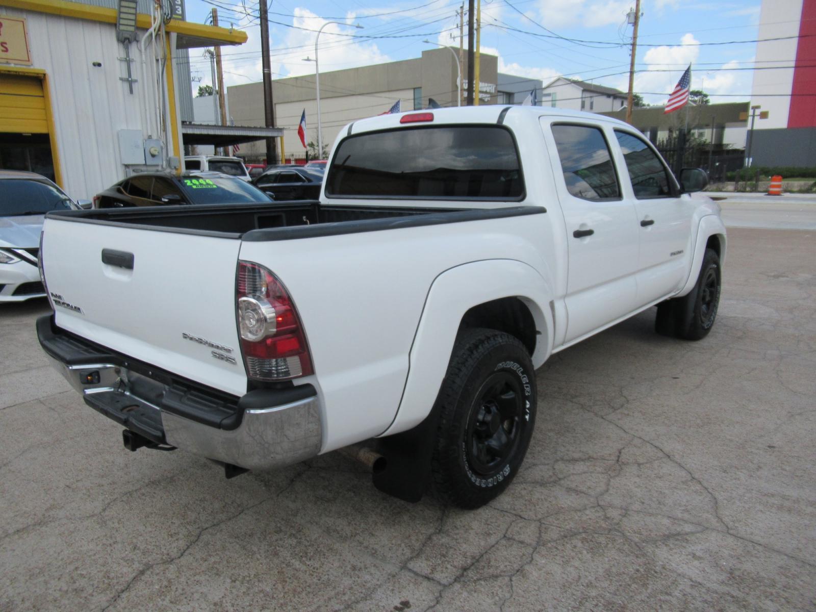 2015 Gray /Gray Toyota Tacoma PreRunner Access Cab V6 5AT 2WD (5TFTU4GN5FX) with an 4.0L V6 DOHC 24V engine, Automatic transmission, located at 1511 North Shepherd Dr., Houston, TX, 77008, (281) 657-1221, 29.798361, -95.412560 - 2015 TOYOTA TACOMA PRERUNNER V6 VIN: 5TFTU4GN5FX079322 5 T F T U 4 G N 5 F X 0 7 9 3 2 2 CLUB CAB PICKUP 4.0L V6 F DOHC 24V GASOLINE REAR WHEEL DRIVE - Photo #17