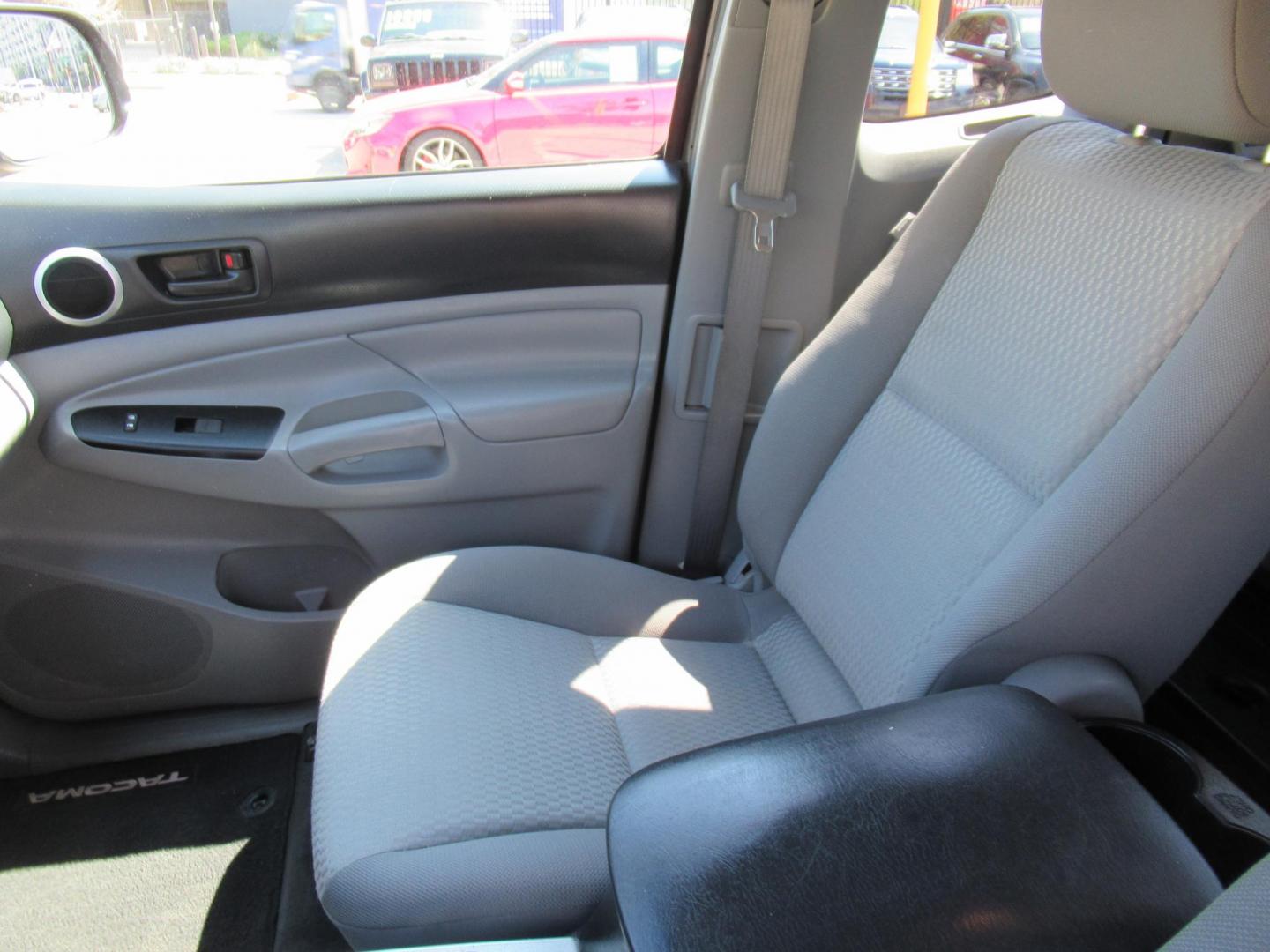 2015 Gray /Gray Toyota Tacoma PreRunner Access Cab V6 AT 2WD (5TFTU4GN5FX) with an 4.0L V6 DOHC 24V engine, Automatic transmission, located at 1511 North Shepherd Dr., Houston, TX, 77008, (281) 657-1221, 29.798361, -95.412560 - 2015 TOYOTA TACOMA PRERUNNER V6 VIN: 5TFTU4GN5FX079322 5 T F T U 4 G N 5 F X 0 7 9 3 2 2 CLUB CAB PICKUP 4.0L V6 F DOHC 24V GASOLINE REAR WHEEL DRIVE - Photo#8