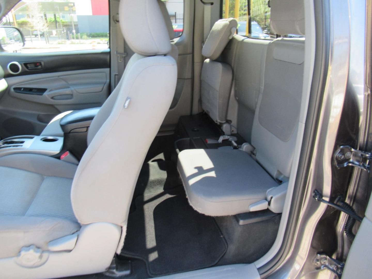 2015 Gray /Gray Toyota Tacoma PreRunner Access Cab V6 AT 2WD (5TFTU4GN5FX) with an 4.0L V6 DOHC 24V engine, Automatic transmission, located at 1511 North Shepherd Dr., Houston, TX, 77008, (281) 657-1221, 29.798361, -95.412560 - 2015 TOYOTA TACOMA PRERUNNER V6 VIN: 5TFTU4GN5FX079322 5 T F T U 4 G N 5 F X 0 7 9 3 2 2 CLUB CAB PICKUP 4.0L V6 F DOHC 24V GASOLINE REAR WHEEL DRIVE - Photo#10