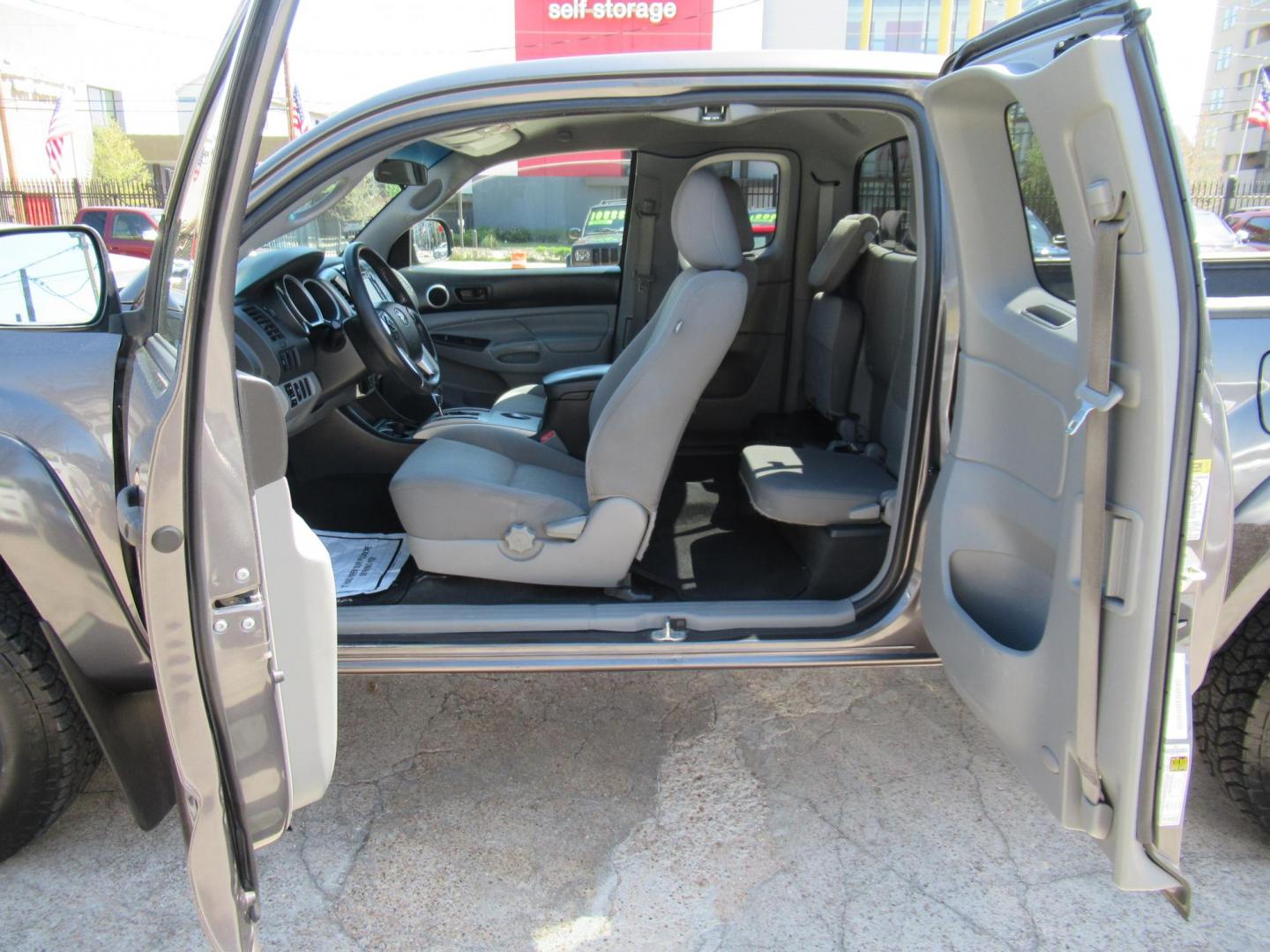 2015 Gray /Gray Toyota Tacoma PreRunner Access Cab V6 AT 2WD (5TFTU4GN5FX) with an 4.0L V6 DOHC 24V engine, Automatic transmission, located at 1511 North Shepherd Dr., Houston, TX, 77008, (281) 657-1221, 29.798361, -95.412560 - 2015 TOYOTA TACOMA PRERUNNER V6 VIN: 5TFTU4GN5FX079322 5 T F T U 4 G N 5 F X 0 7 9 3 2 2 CLUB CAB PICKUP 4.0L V6 F DOHC 24V GASOLINE REAR WHEEL DRIVE - Photo#11