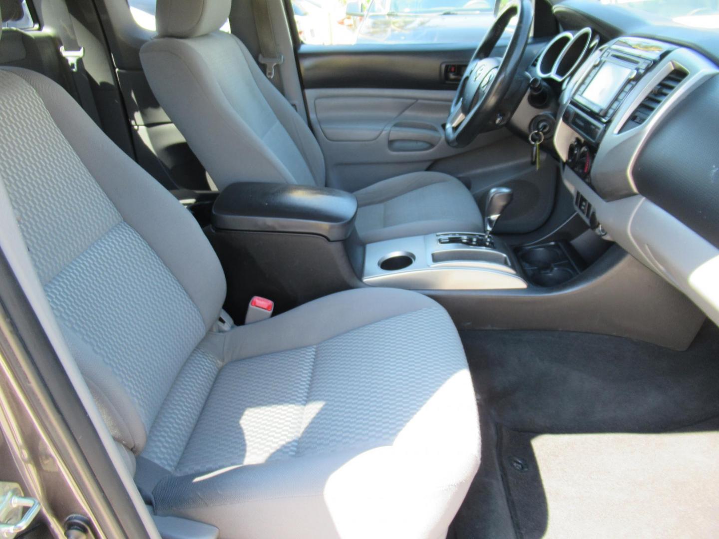 2015 Gray /Gray Toyota Tacoma PreRunner Access Cab V6 AT 2WD (5TFTU4GN5FX) with an 4.0L V6 DOHC 24V engine, Automatic transmission, located at 1511 North Shepherd Dr., Houston, TX, 77008, (281) 657-1221, 29.798361, -95.412560 - 2015 TOYOTA TACOMA PRERUNNER V6 VIN: 5TFTU4GN5FX079322 5 T F T U 4 G N 5 F X 0 7 9 3 2 2 CLUB CAB PICKUP 4.0L V6 F DOHC 24V GASOLINE REAR WHEEL DRIVE - Photo#15