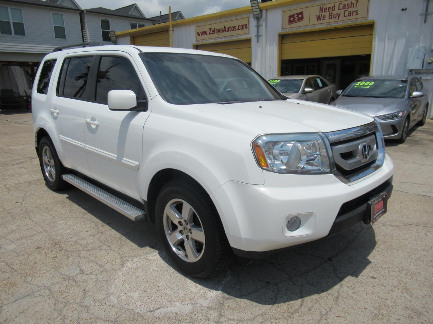 2011 White /Gray Honda Pilot EX 2WD AT (5FNYF3H42BB) with an 3.5L V6 SOHC 24V engine, Automatic transmission, located at 1511 North Shepherd Dr., Houston, TX, 77008, (281) 657-1221, 29.798361, -95.412560 - Photo#0