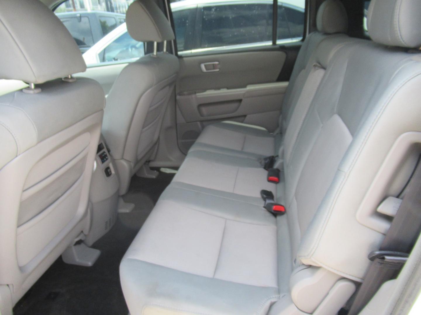 2011 White /Gray Honda Pilot EX 2WD AT (5FNYF3H42BB) with an 3.5L V6 SOHC 24V engine, Automatic transmission, located at 1511 North Shepherd Dr., Houston, TX, 77008, (281) 657-1221, 29.798361, -95.412560 - Photo#6