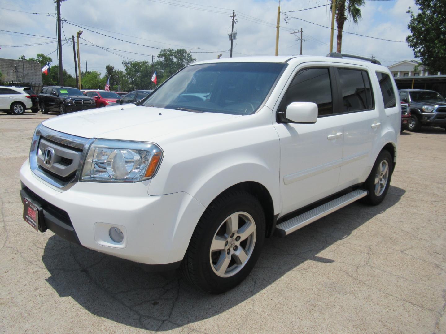 2011 White /Gray Honda Pilot EX 2WD AT (5FNYF3H42BB) with an 3.5L V6 SOHC 24V engine, Automatic transmission, located at 1511 North Shepherd Dr., Houston, TX, 77008, (281) 657-1221, 29.798361, -95.412560 - Photo#28