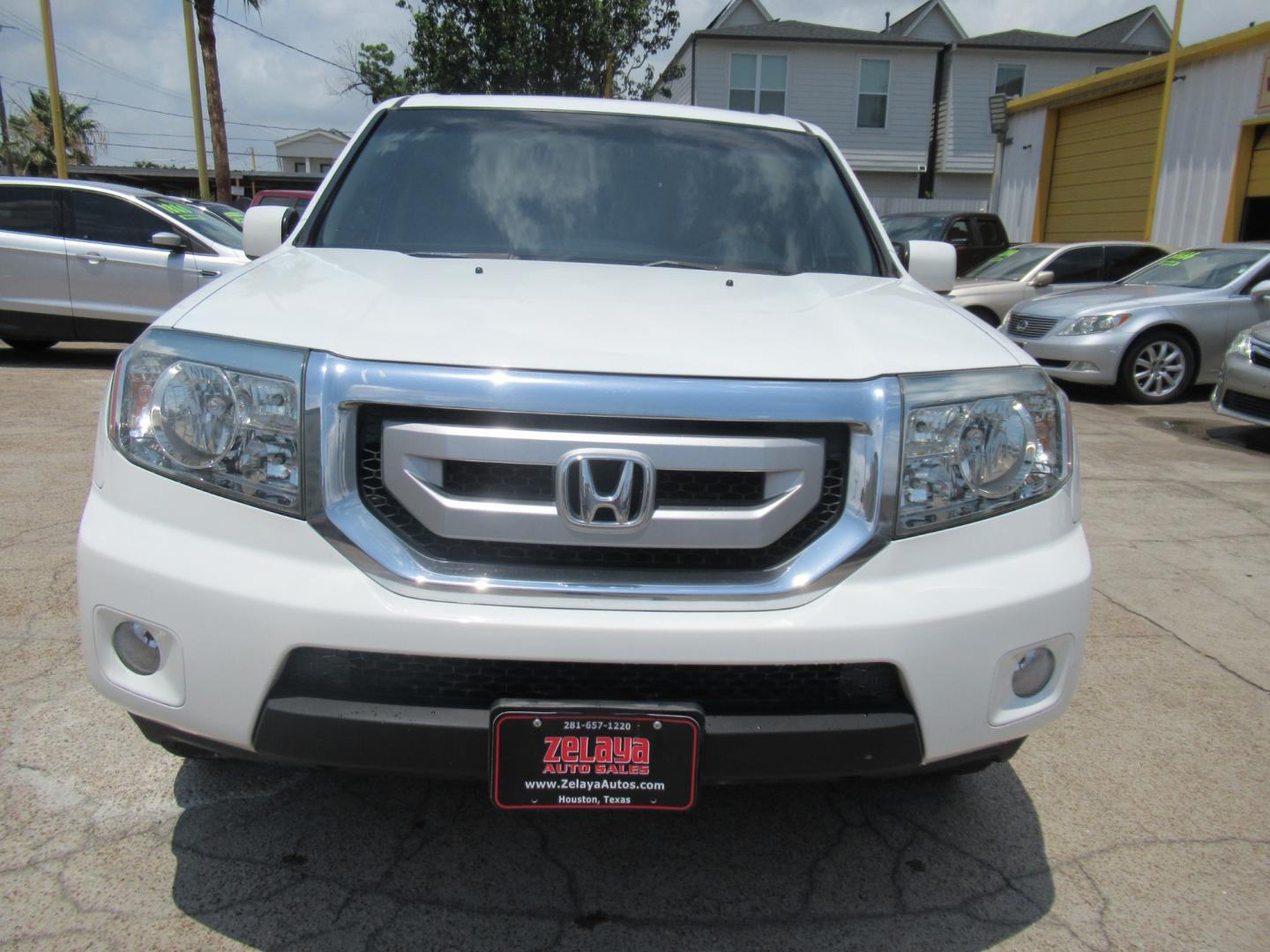 2011 White /Gray Honda Pilot EX 2WD AT (5FNYF3H42BB) with an 3.5L V6 SOHC 24V engine, Automatic transmission, located at 1511 North Shepherd Dr., Houston, TX, 77008, (281) 657-1221, 29.798361, -95.412560 - Photo#27