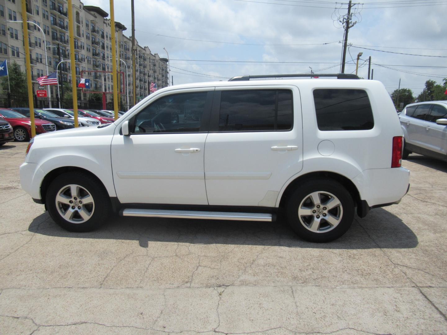 2011 White /Gray Honda Pilot EX 2WD AT (5FNYF3H42BB) with an 3.5L V6 SOHC 24V engine, Automatic transmission, located at 1511 North Shepherd Dr., Houston, TX, 77008, (281) 657-1221, 29.798361, -95.412560 - Photo#29