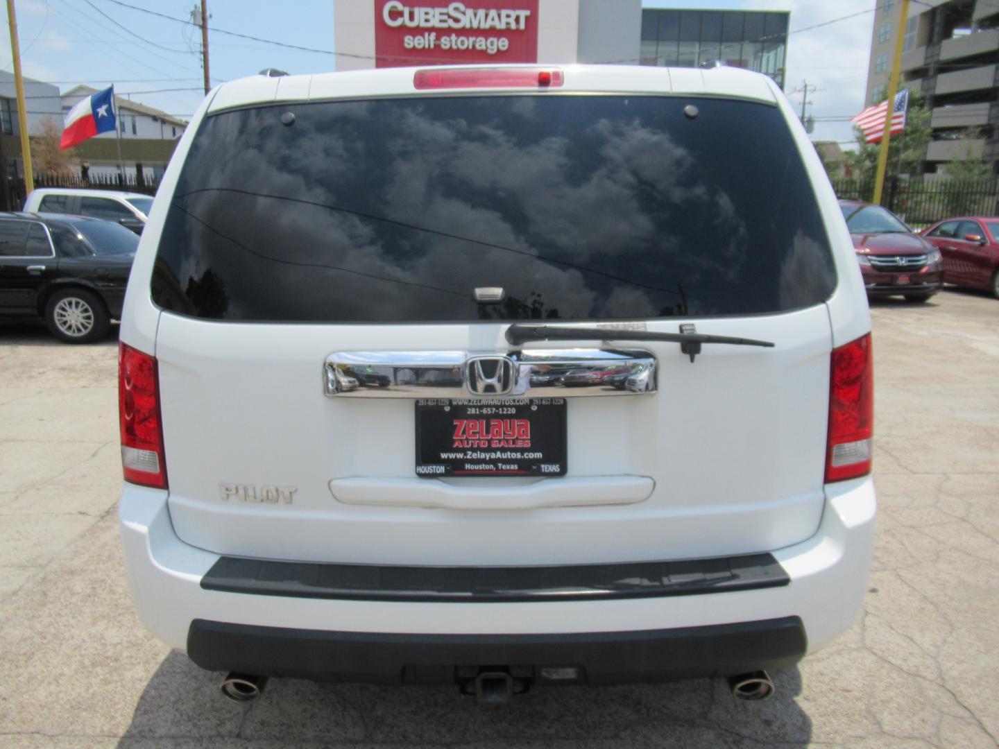 2011 White /Gray Honda Pilot EX 2WD AT (5FNYF3H42BB) with an 3.5L V6 SOHC 24V engine, Automatic transmission, located at 1511 North Shepherd Dr., Houston, TX, 77008, (281) 657-1221, 29.798361, -95.412560 - Photo#22