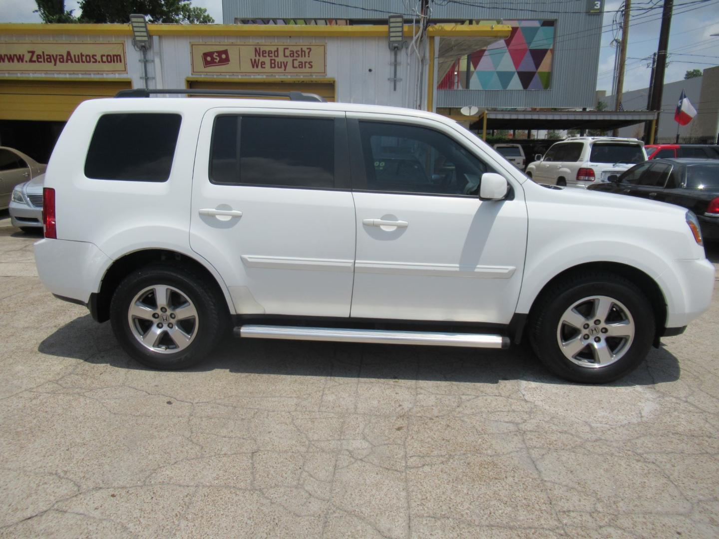 2011 White /Gray Honda Pilot EX 2WD AT (5FNYF3H42BB) with an 3.5L V6 SOHC 24V engine, Automatic transmission, located at 1511 North Shepherd Dr., Houston, TX, 77008, (281) 657-1221, 29.798361, -95.412560 - Photo#26