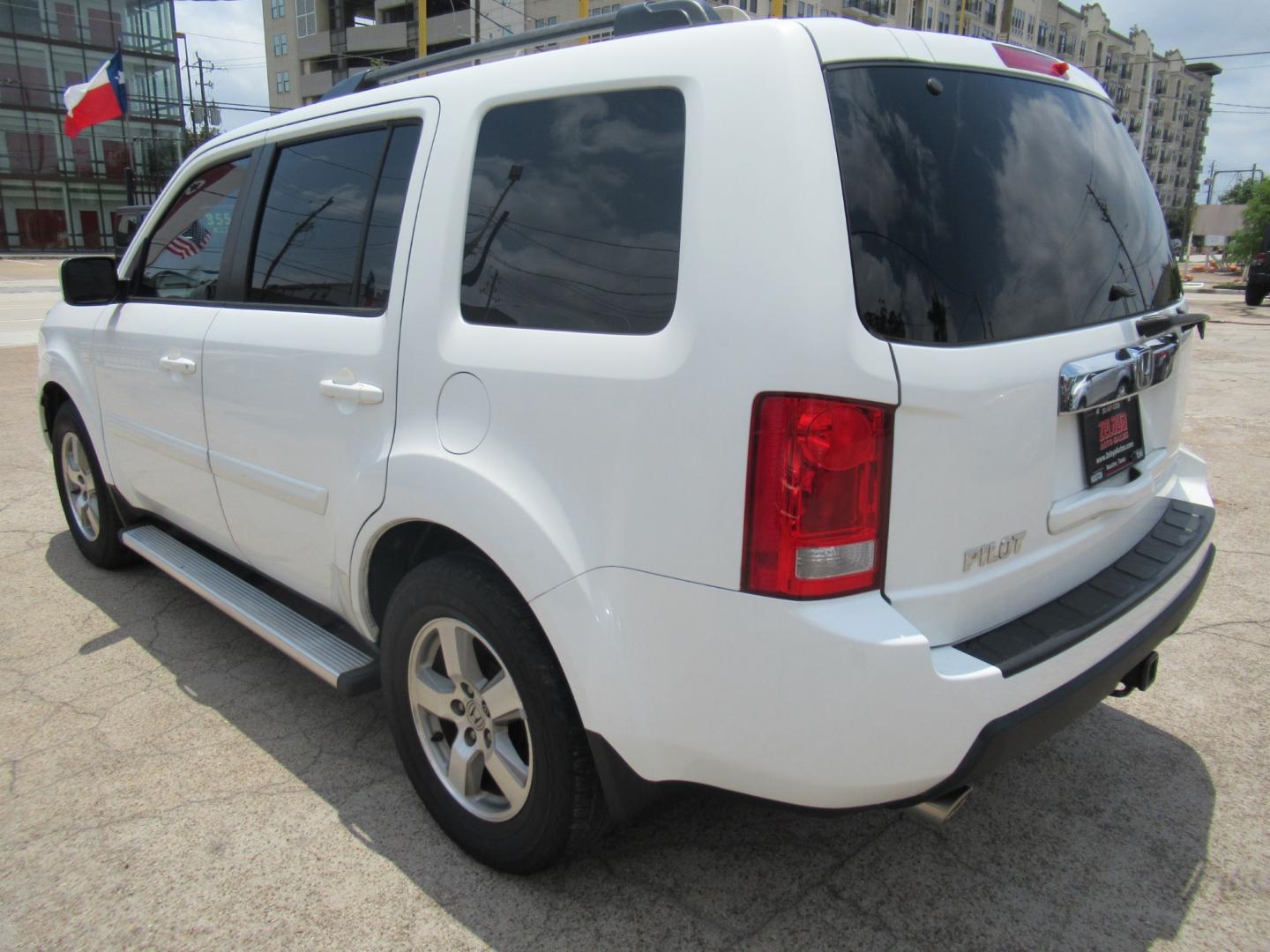 2011 White /Gray Honda Pilot EX 2WD AT (5FNYF3H42BB) with an 3.5L V6 SOHC 24V engine, Automatic transmission, located at 1511 North Shepherd Dr., Houston, TX, 77008, (281) 657-1221, 29.798361, -95.412560 - Photo#21