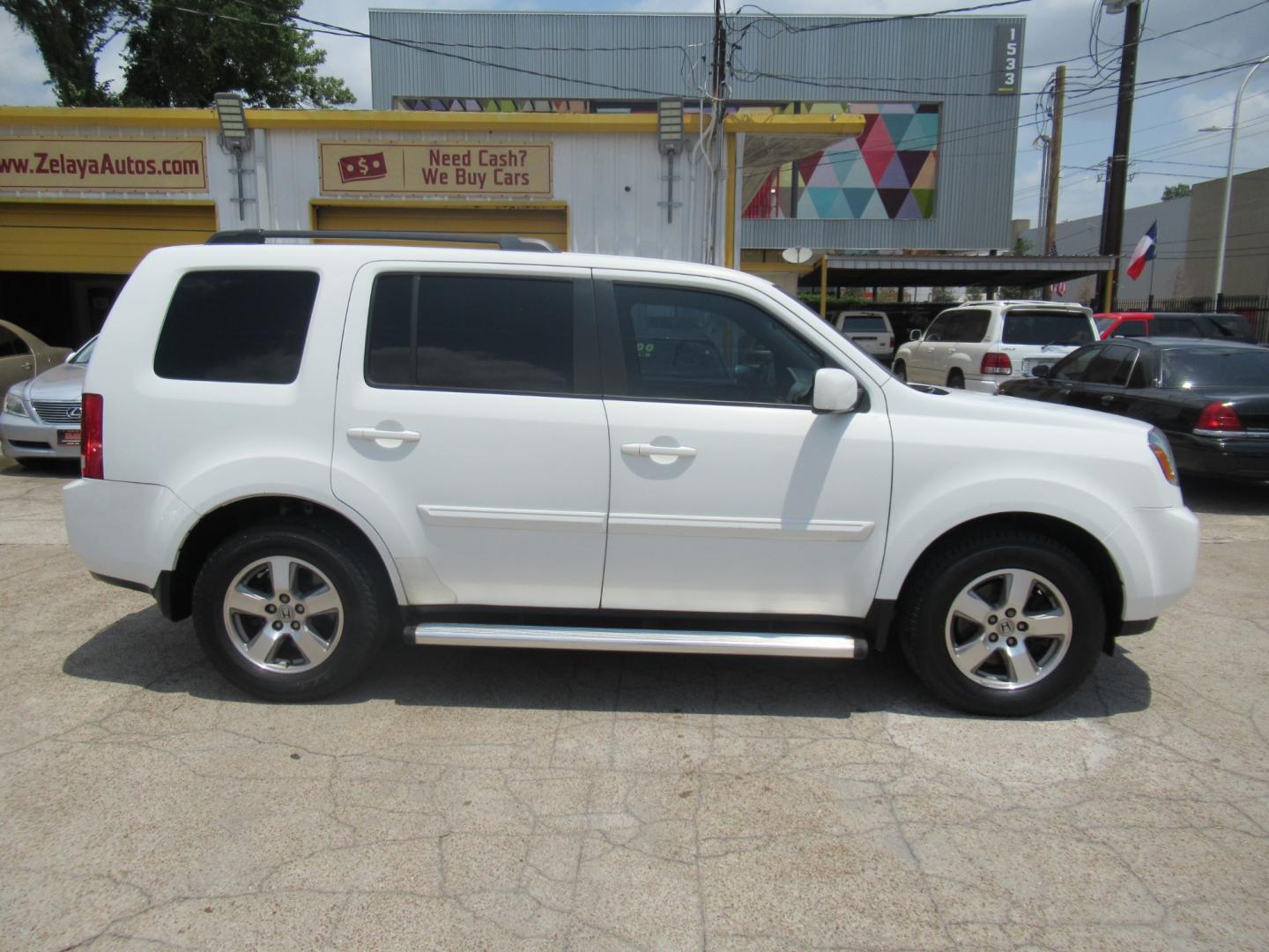 2011 White /Gray Honda Pilot EX 2WD AT (5FNYF3H42BB) with an 3.5L V6 SOHC 24V engine, Automatic transmission, located at 1511 North Shepherd Dr., Houston, TX, 77008, (281) 657-1221, 29.798361, -95.412560 - Photo#24