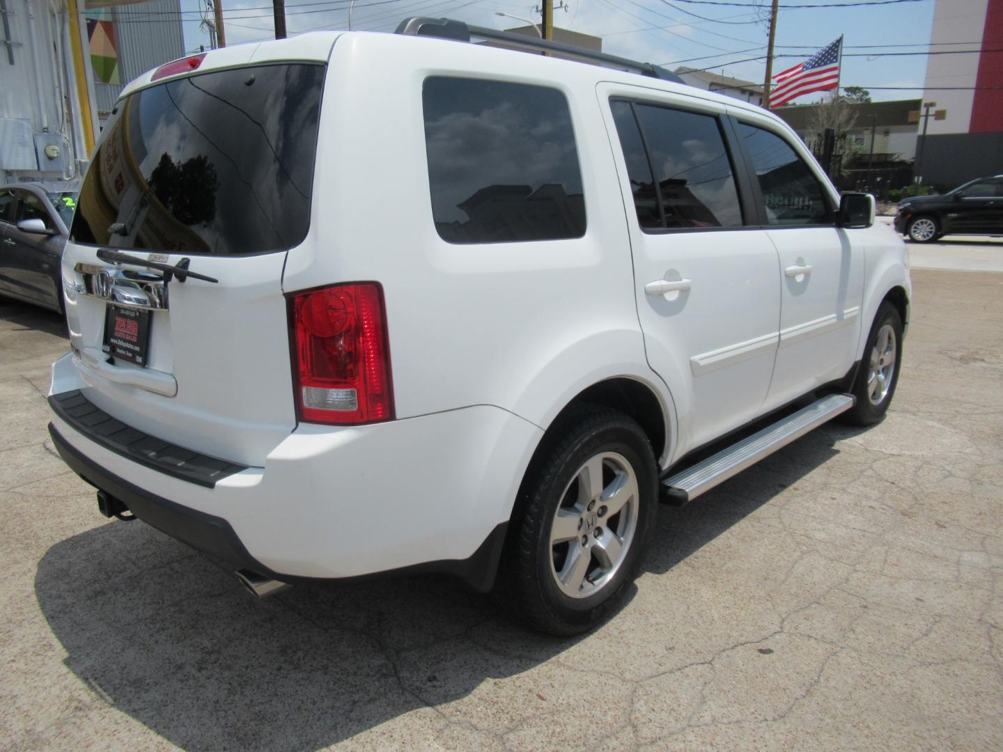 2011 White /Gray Honda Pilot EX 2WD AT (5FNYF3H42BB) with an 3.5L V6 SOHC 24V engine, Automatic transmission, located at 1511 North Shepherd Dr., Houston, TX, 77008, (281) 657-1221, 29.798361, -95.412560 - Photo#23