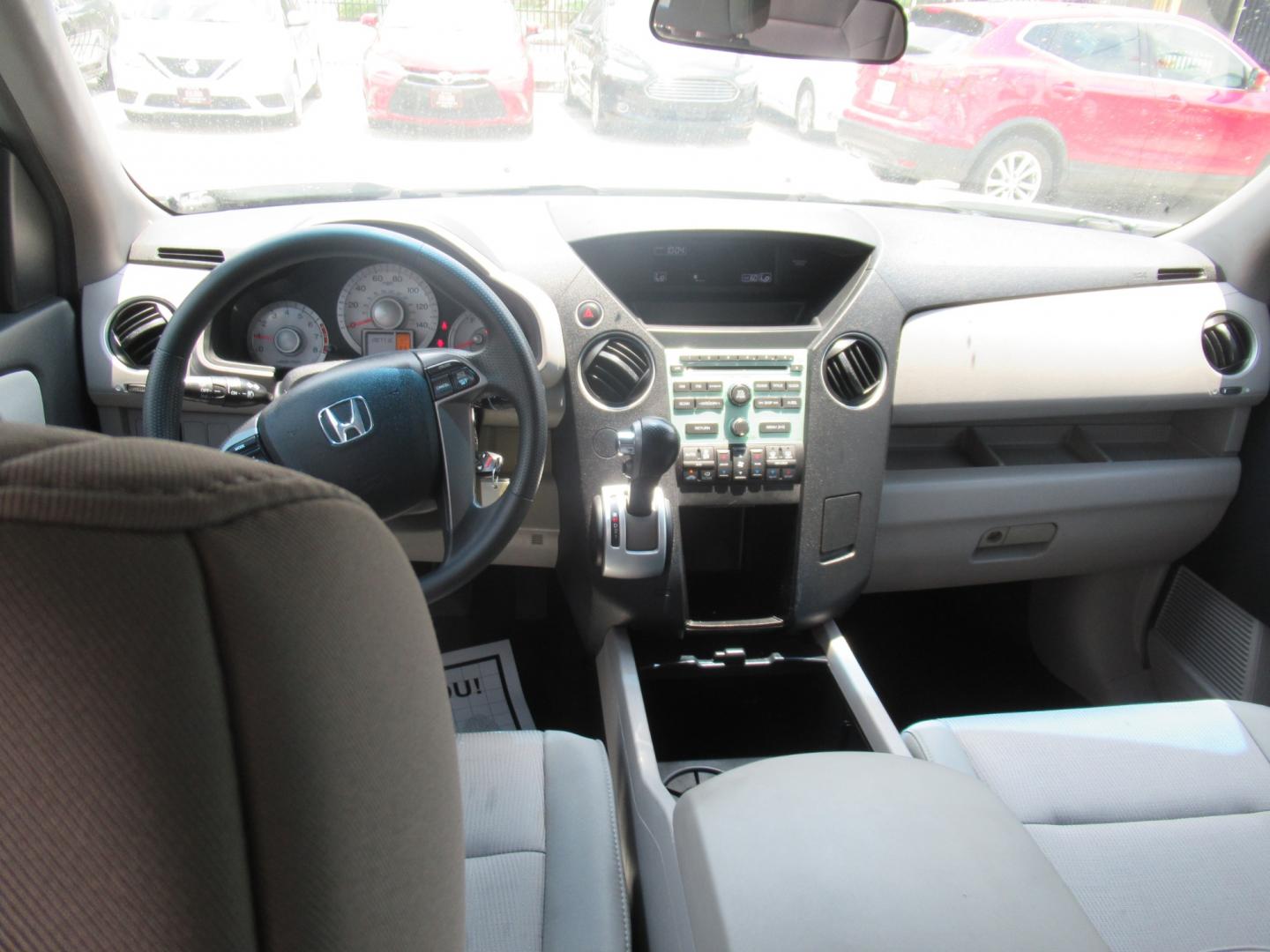 2011 White /Gray Honda Pilot EX 2WD AT (5FNYF3H42BB) with an 3.5L V6 SOHC 24V engine, Automatic transmission, located at 1511 North Shepherd Dr., Houston, TX, 77008, (281) 657-1221, 29.798361, -95.412560 - Photo#8