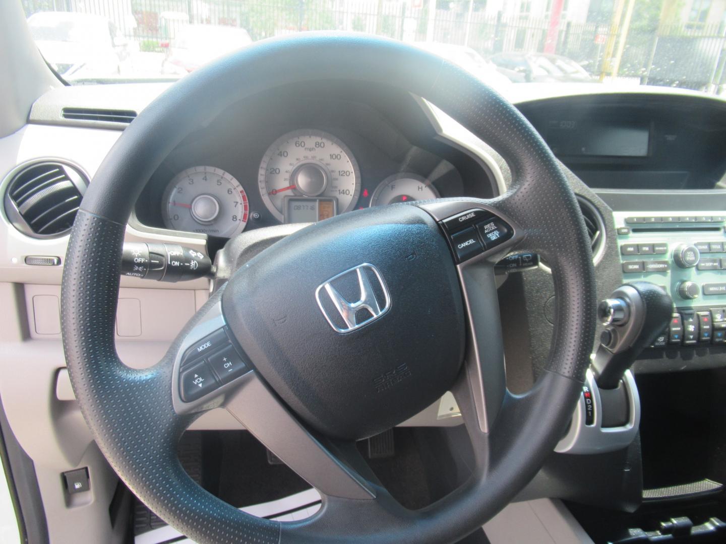 2011 White /Gray Honda Pilot EX 2WD AT (5FNYF3H42BB) with an 3.5L V6 SOHC 24V engine, Automatic transmission, located at 1511 North Shepherd Dr., Houston, TX, 77008, (281) 657-1221, 29.798361, -95.412560 - Photo#3