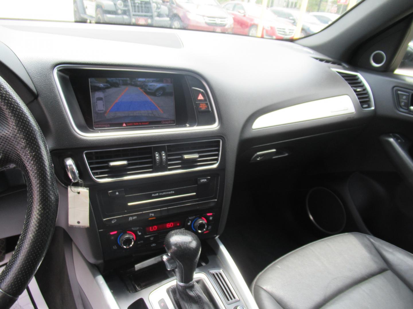 2012 Gray /Black Audi Q5 3.2 quattro Premium (WA1WKAFPXCA) with an 3.2L V6 DOHC 24V engine, Automatic transmission, located at 1511 North Shepherd Dr., Houston, TX, 77008, (281) 657-1221, 29.798361, -95.412560 - Photo#9