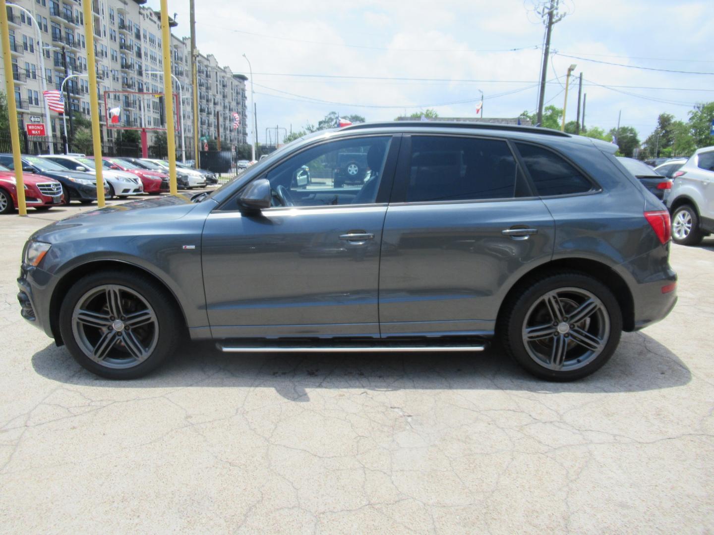 2012 Gray /Black Audi Q5 3.2 quattro Premium (WA1WKAFPXCA) with an 3.2L V6 DOHC 24V engine, Automatic transmission, located at 1511 North Shepherd Dr., Houston, TX, 77008, (281) 657-1221, 29.798361, -95.412560 - Photo#15