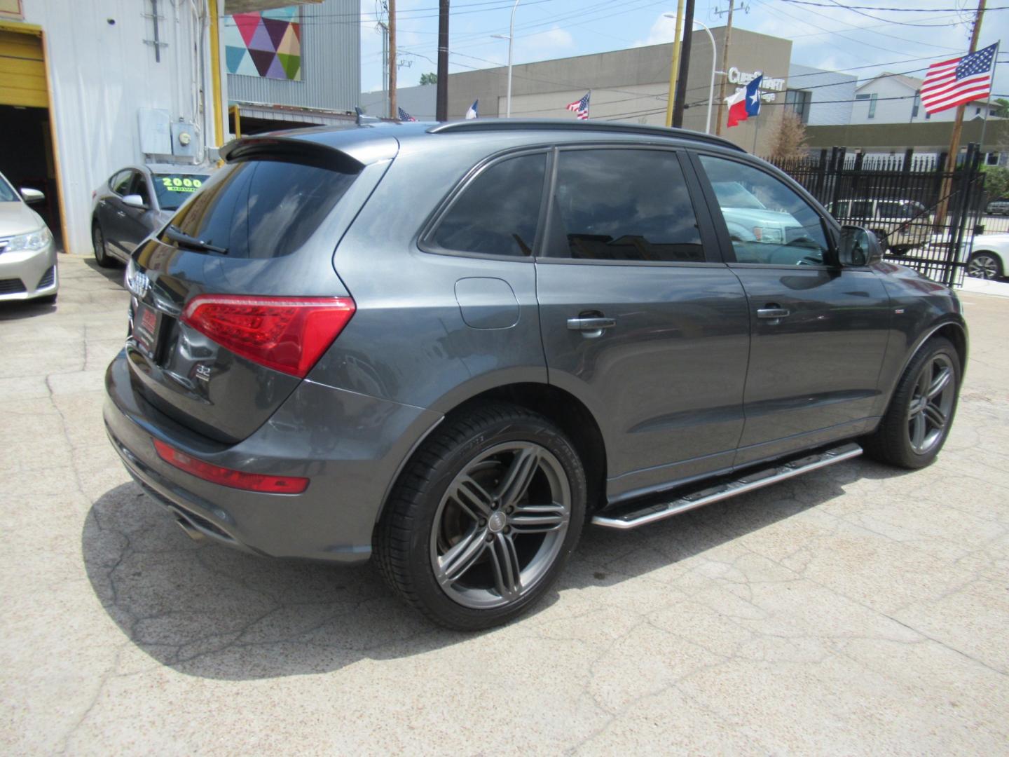 2012 Gray /Black Audi Q5 3.2 quattro Premium (WA1WKAFPXCA) with an 3.2L V6 DOHC 24V engine, Automatic transmission, located at 1511 North Shepherd Dr., Houston, TX, 77008, (281) 657-1221, 29.798361, -95.412560 - Photo#18