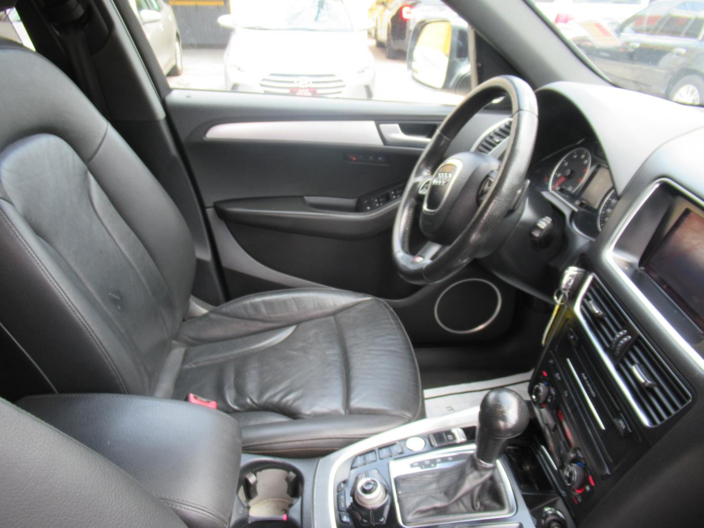 2012 Gray /Black Audi Q5 3.2 quattro Premium (WA1WKAFPXCA) with an 3.2L V6 DOHC 24V engine, Automatic transmission, located at 1511 North Shepherd Dr., Houston, TX, 77008, (281) 657-1221, 29.798361, -95.412560 - Photo#3