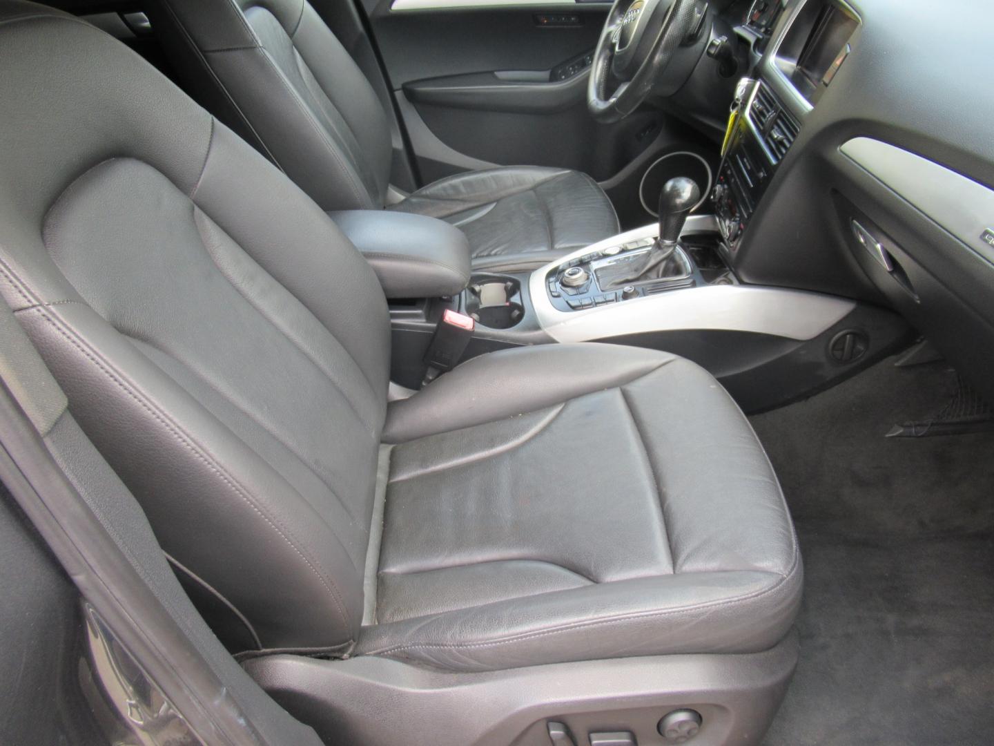 2012 Gray /Black Audi Q5 3.2 quattro Premium (WA1WKAFPXCA) with an 3.2L V6 DOHC 24V engine, Automatic transmission, located at 1511 North Shepherd Dr., Houston, TX, 77008, (281) 657-1221, 29.798361, -95.412560 - Photo#6