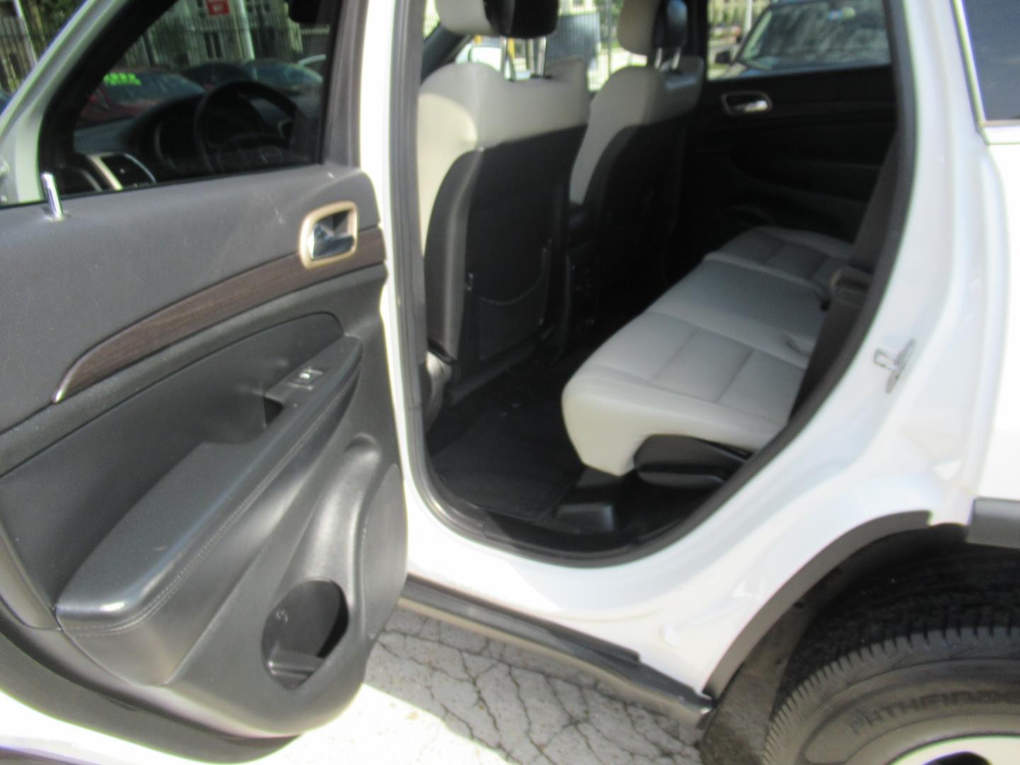 2014 White /Tan Jeep Grand Cherokee Laredo 2WD (1C4RJEAG8EC) with an 3.6L V6 DOHC 24V engine, Automatic transmission, located at 1511 North Shepherd Dr., Houston, TX, 77008, (281) 657-1221, 29.798361, -95.412560 - Photo#7