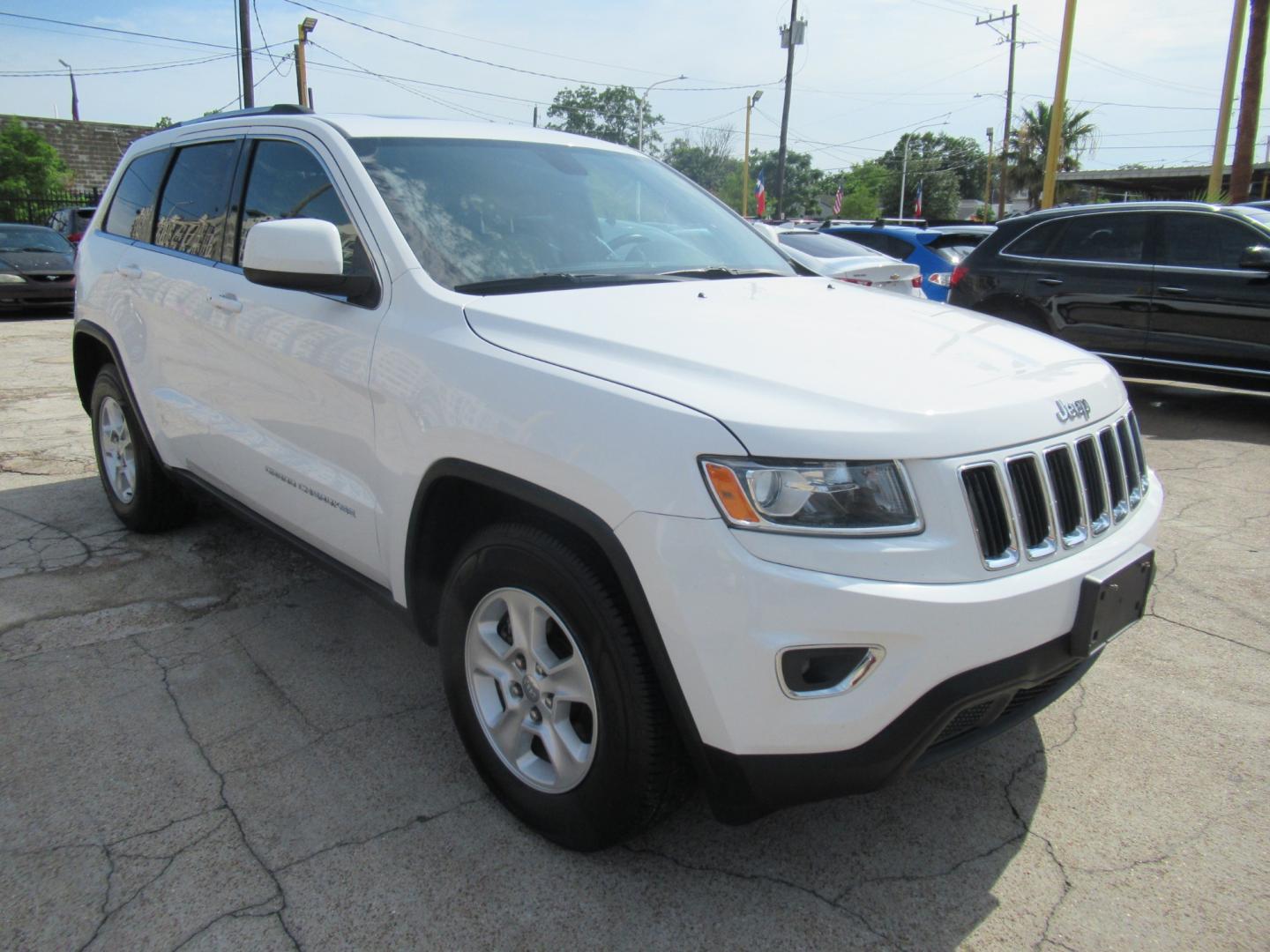 2014 White /Tan Jeep Grand Cherokee Laredo 2WD (1C4RJEAG8EC) with an 3.6L V6 DOHC 24V engine, Automatic transmission, located at 1511 North Shepherd Dr., Houston, TX, 77008, (281) 657-1221, 29.798361, -95.412560 - Photo#13