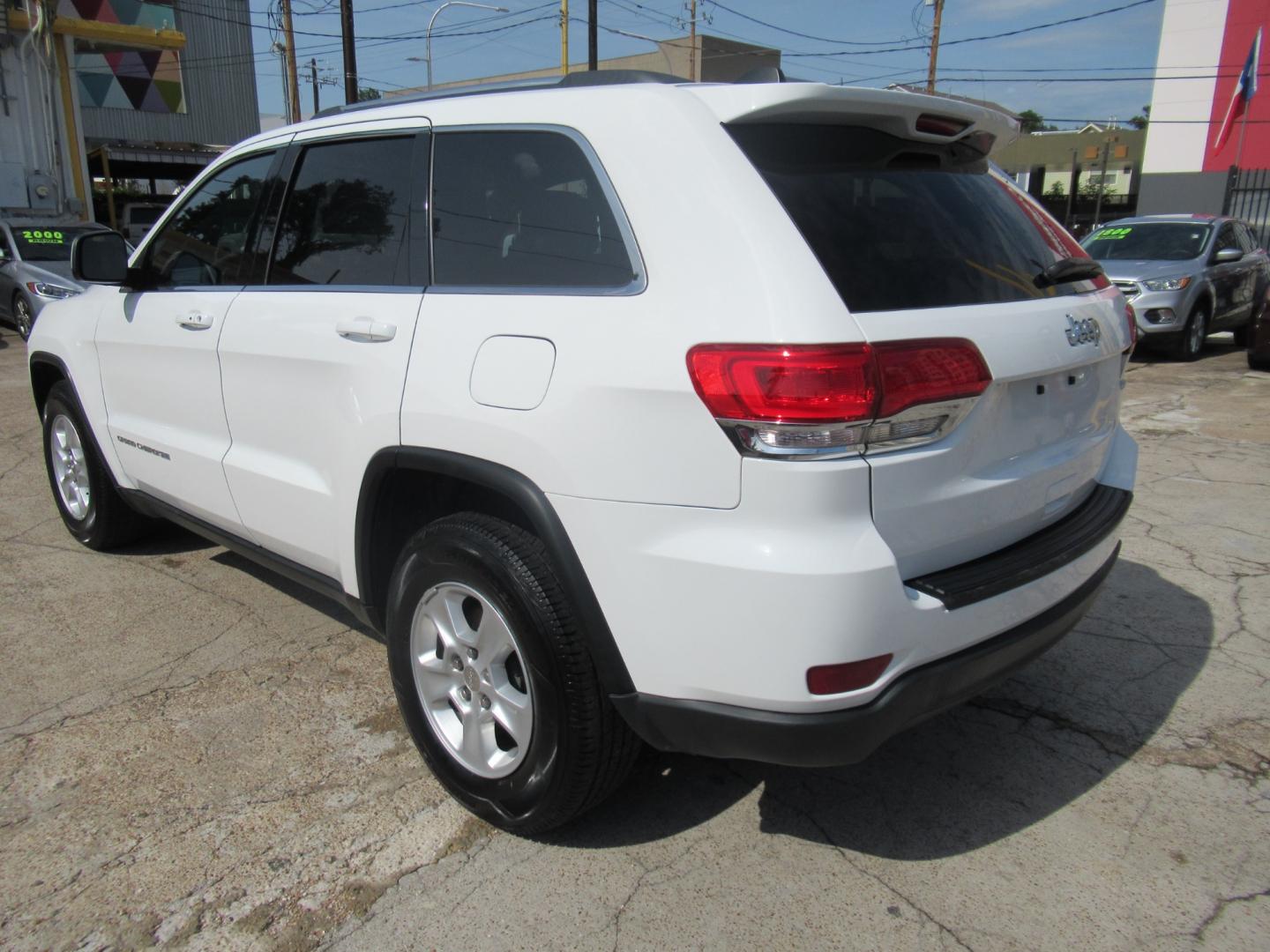 2014 White /Tan Jeep Grand Cherokee Laredo 2WD (1C4RJEAG8EC) with an 3.6L V6 DOHC 24V engine, Automatic transmission, located at 1511 North Shepherd Dr., Houston, TX, 77008, (281) 657-1221, 29.798361, -95.412560 - Photo#14