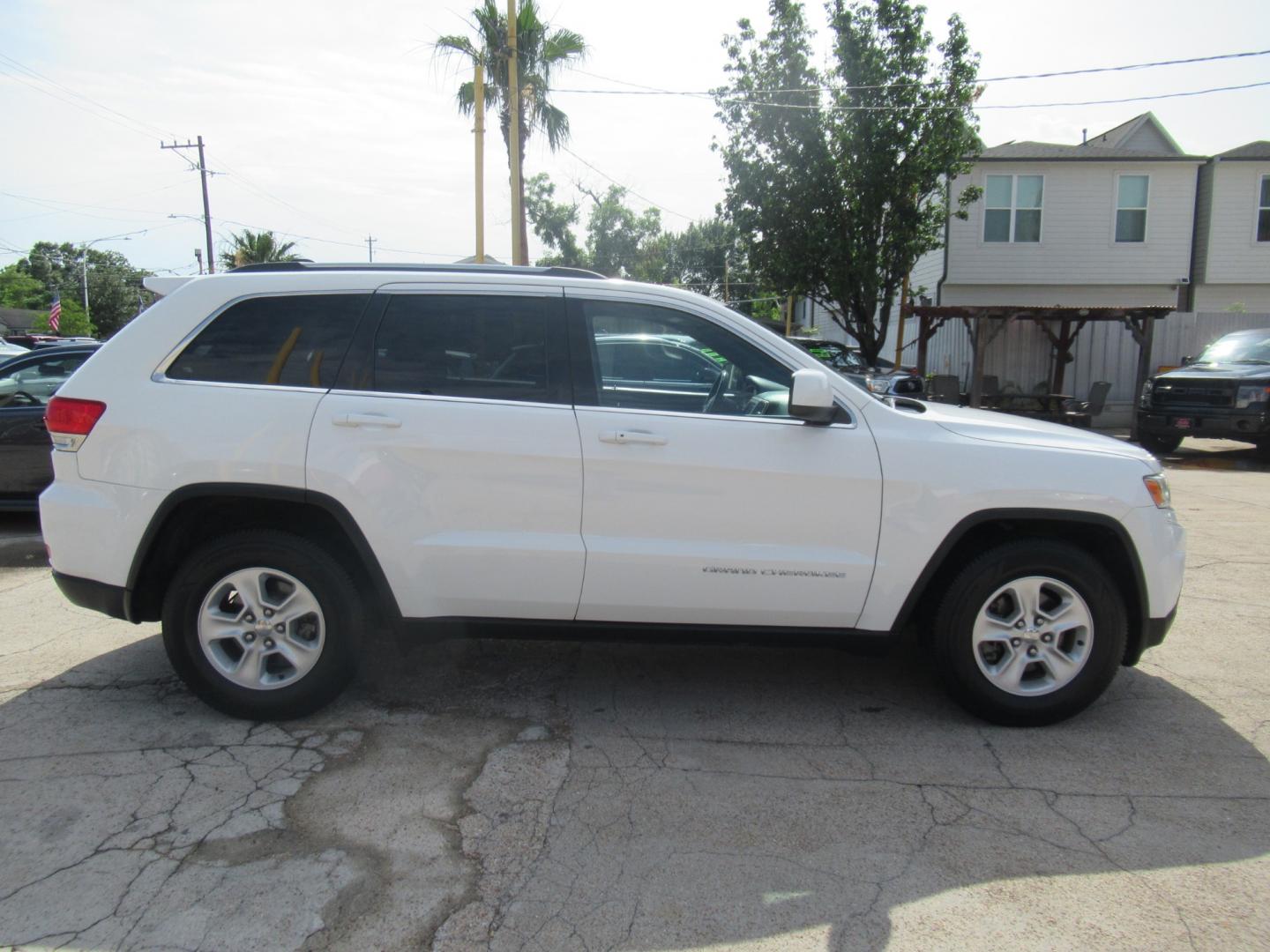 2014 White /Tan Jeep Grand Cherokee Laredo 2WD (1C4RJEAG8EC) with an 3.6L V6 DOHC 24V engine, Automatic transmission, located at 1511 North Shepherd Dr., Houston, TX, 77008, (281) 657-1221, 29.798361, -95.412560 - Photo#17