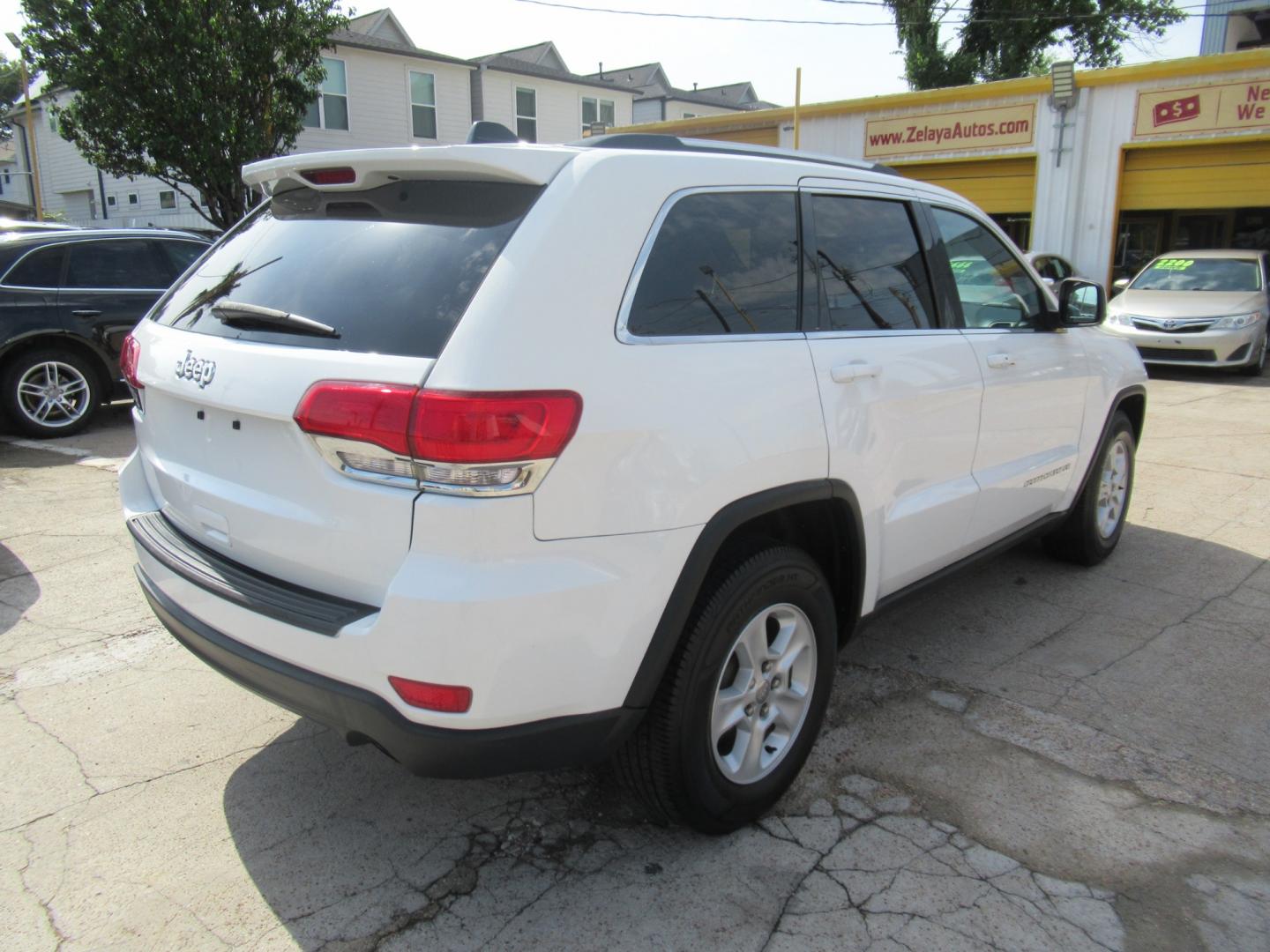 2014 White /Tan Jeep Grand Cherokee Laredo 2WD (1C4RJEAG8EC) with an 3.6L V6 DOHC 24V engine, Automatic transmission, located at 1511 North Shepherd Dr., Houston, TX, 77008, (281) 657-1221, 29.798361, -95.412560 - Photo#16