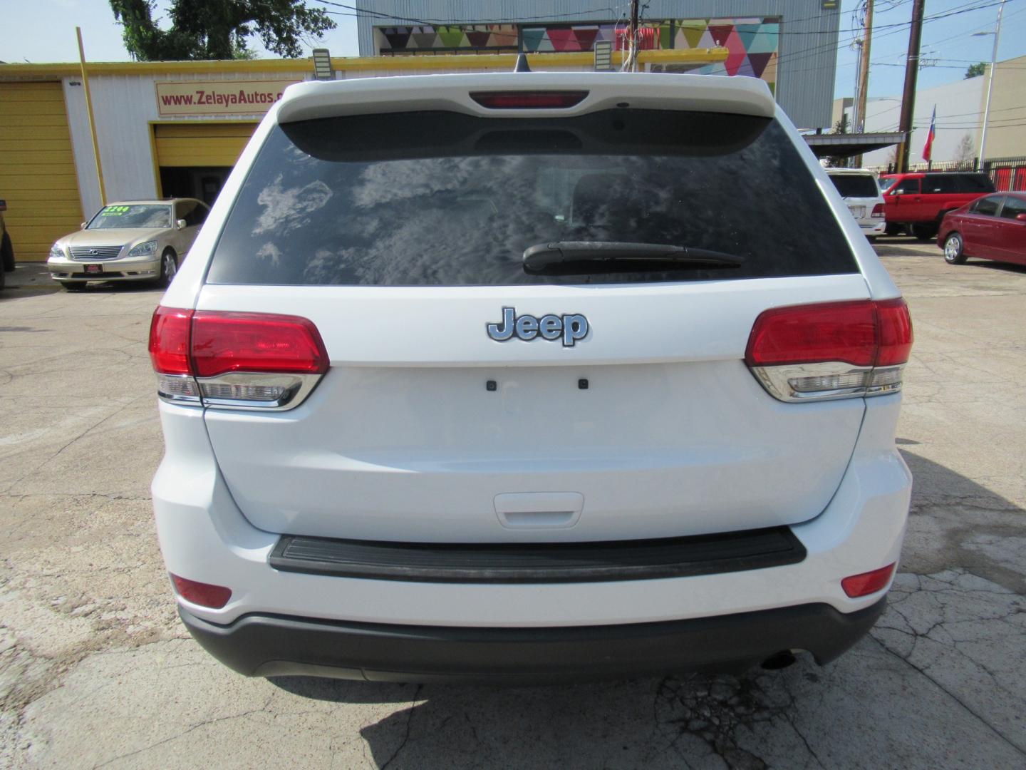 2014 White /Tan Jeep Grand Cherokee Laredo 2WD (1C4RJEAG8EC) with an 3.6L V6 DOHC 24V engine, Automatic transmission, located at 1511 North Shepherd Dr., Houston, TX, 77008, (281) 657-1221, 29.798361, -95.412560 - Photo#15