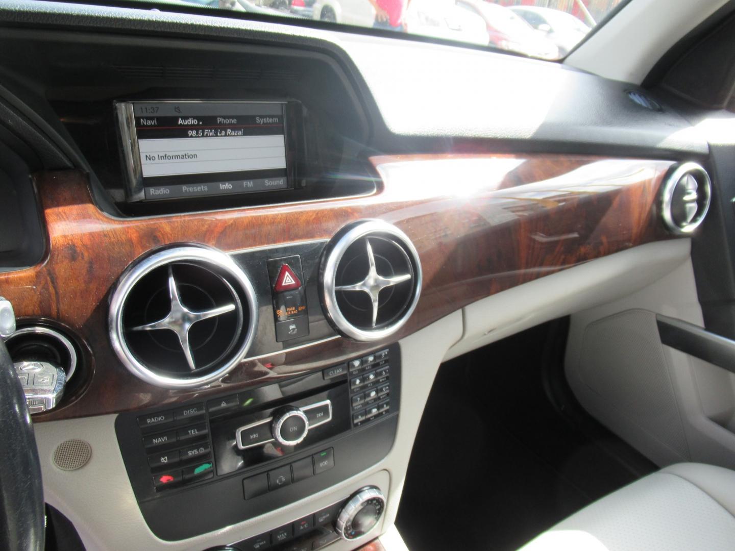 2013 Brown /Tan Mercedes-Benz GLK-Class GLK350 (WDCGG5HB8DG) with an 3.5L V6 DOHC 24V engine, Automatic transmission, located at 1511 North Shepherd Dr., Houston, TX, 77008, (281) 657-1221, 29.798361, -95.412560 - Photo#3