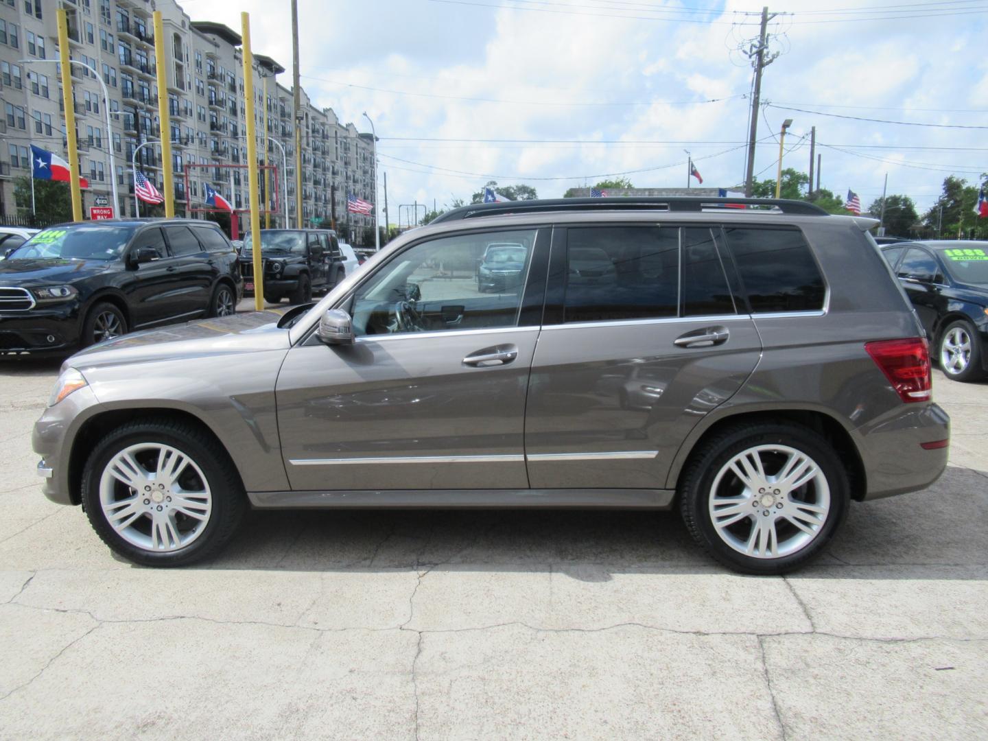 2013 Brown /Tan Mercedes-Benz GLK-Class GLK350 (WDCGG5HB8DG) with an 3.5L V6 DOHC 24V engine, Automatic transmission, located at 1511 North Shepherd Dr., Houston, TX, 77008, (281) 657-1221, 29.798361, -95.412560 - Photo#22