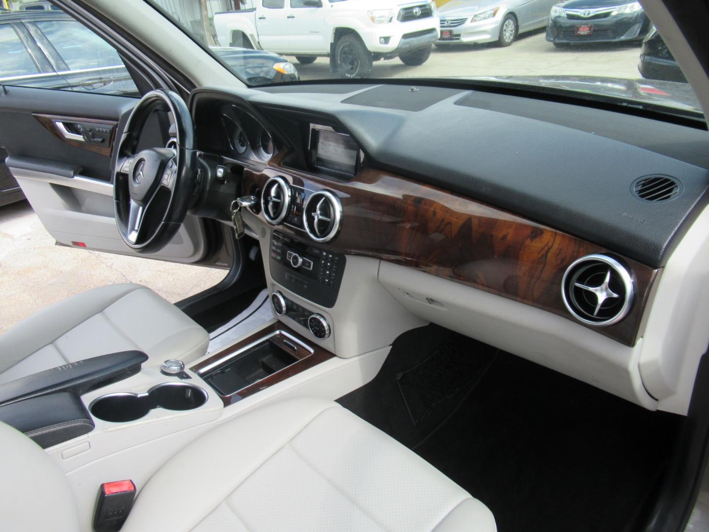 2013 Brown /Tan Mercedes-Benz GLK-Class GLK350 (WDCGG5HB8DG) with an 3.5L V6 DOHC 24V engine, Automatic transmission, located at 1511 North Shepherd Dr., Houston, TX, 77008, (281) 657-1221, 29.798361, -95.412560 - Photo#14