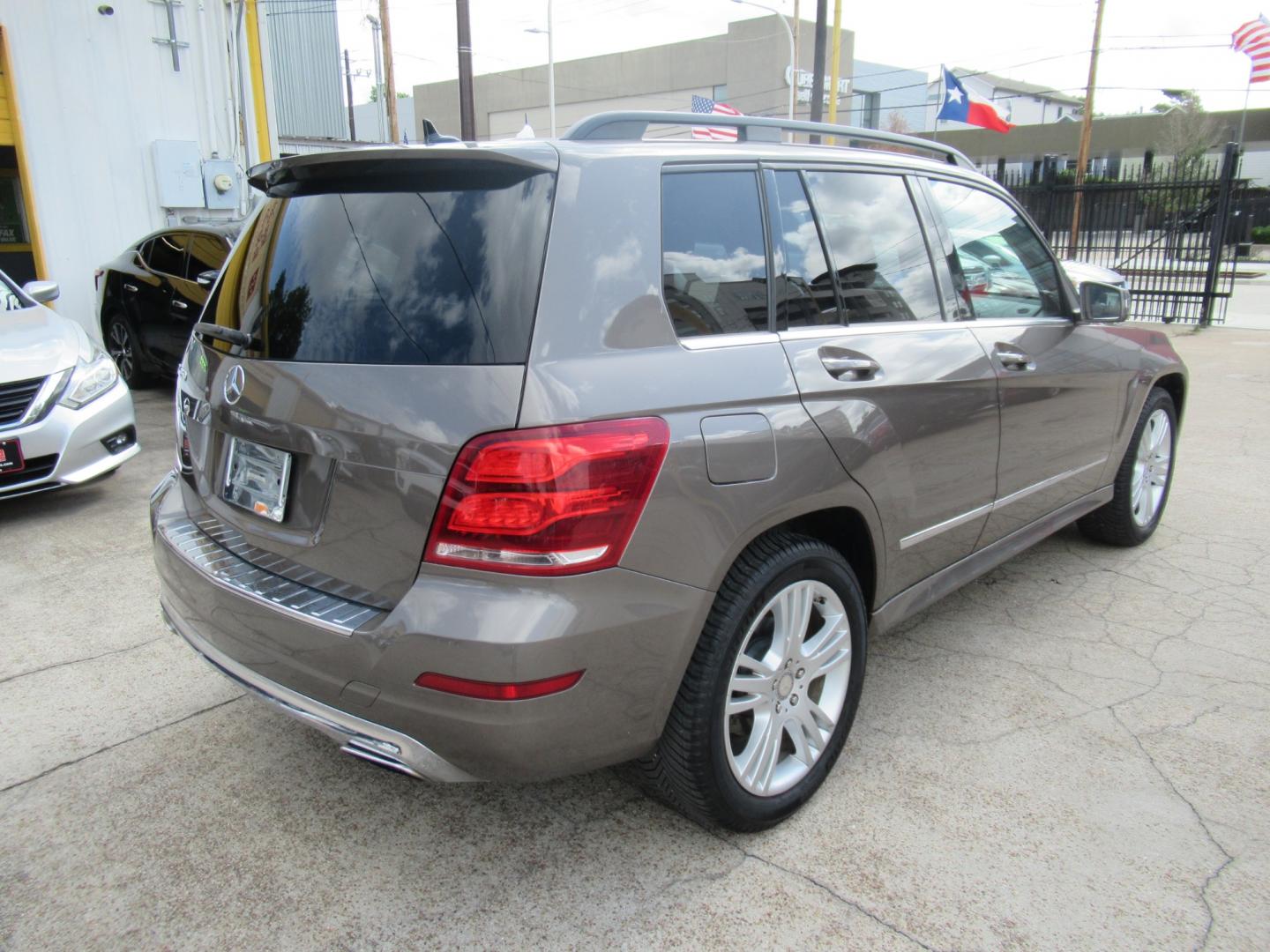 2013 Brown /Tan Mercedes-Benz GLK-Class GLK350 (WDCGG5HB8DG) with an 3.5L V6 DOHC 24V engine, Automatic transmission, located at 1511 North Shepherd Dr., Houston, TX, 77008, (281) 657-1221, 29.798361, -95.412560 - Photo#27