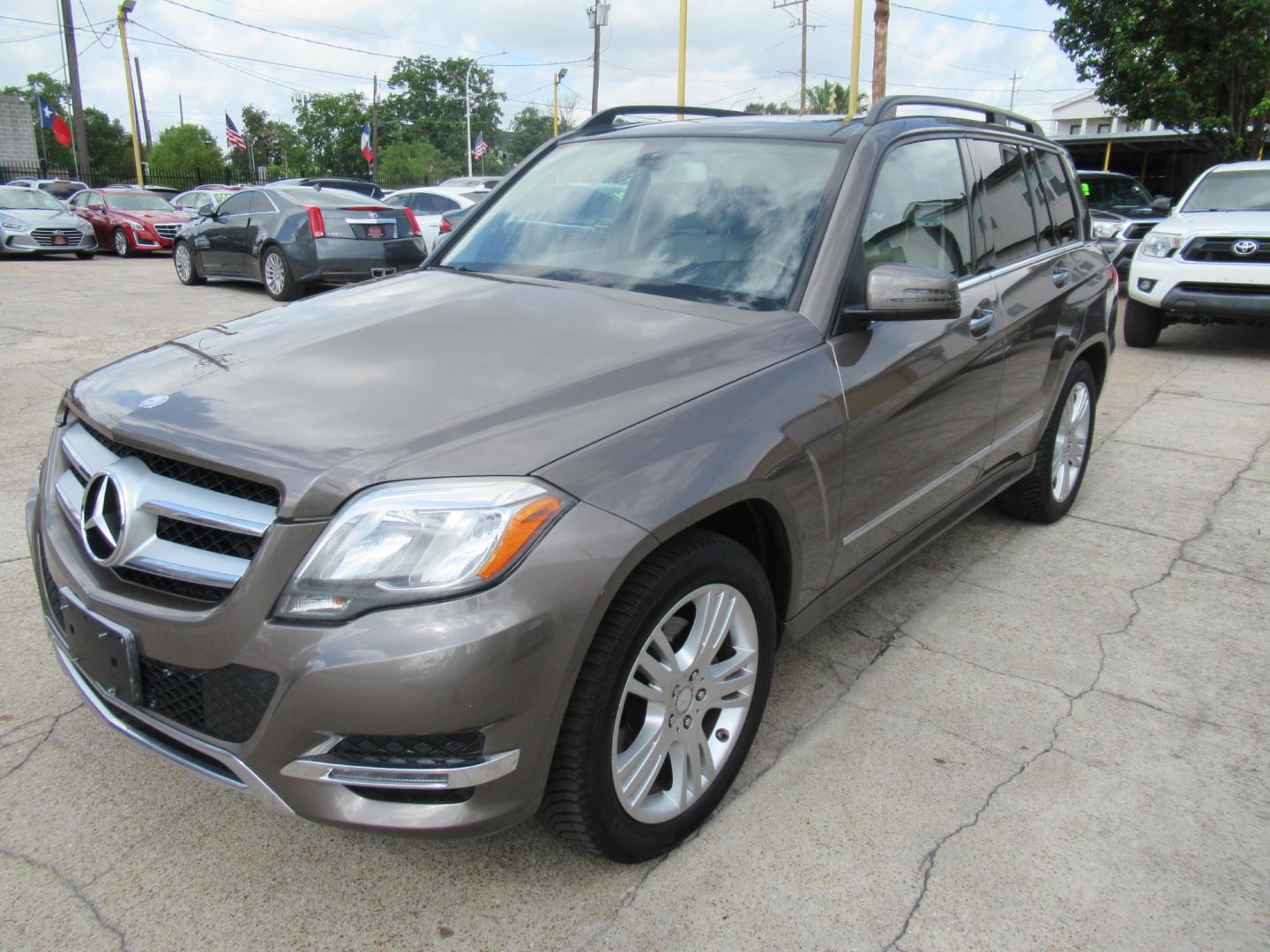 2013 Brown /Tan Mercedes-Benz GLK-Class GLK350 (WDCGG5HB8DG) with an 3.5L V6 DOHC 24V engine, Automatic transmission, located at 1511 North Shepherd Dr., Houston, TX, 77008, (281) 657-1221, 29.798361, -95.412560 - Photo#23