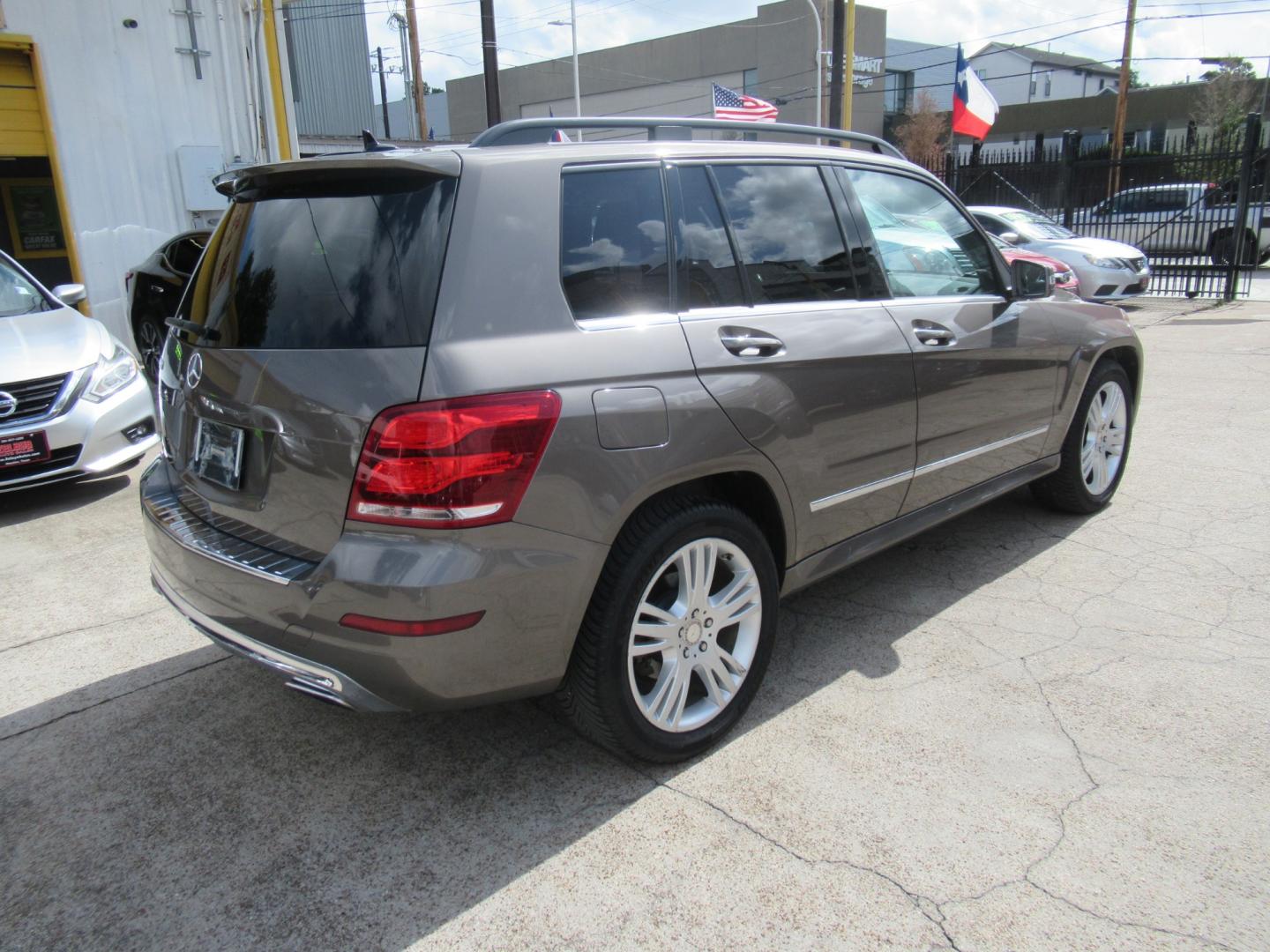 2013 Brown /Tan Mercedes-Benz GLK-Class GLK350 (WDCGG5HB8DG) with an 3.5L V6 DOHC 24V engine, Automatic transmission, located at 1511 North Shepherd Dr., Houston, TX, 77008, (281) 657-1221, 29.798361, -95.412560 - Photo#30