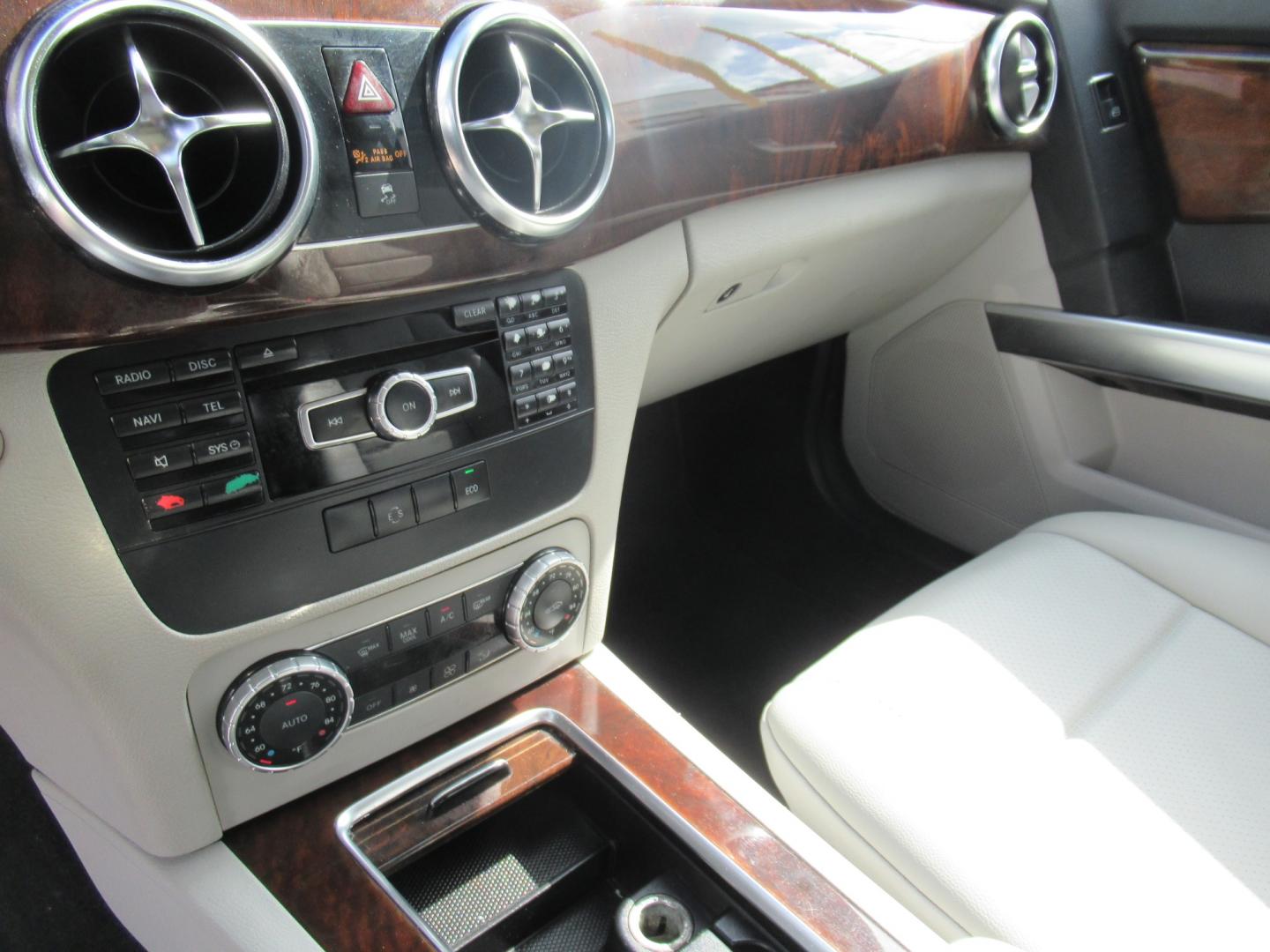 2013 Brown /Tan Mercedes-Benz GLK-Class GLK350 (WDCGG5HB8DG) with an 3.5L V6 DOHC 24V engine, Automatic transmission, located at 1511 North Shepherd Dr., Houston, TX, 77008, (281) 657-1221, 29.798361, -95.412560 - Photo#4