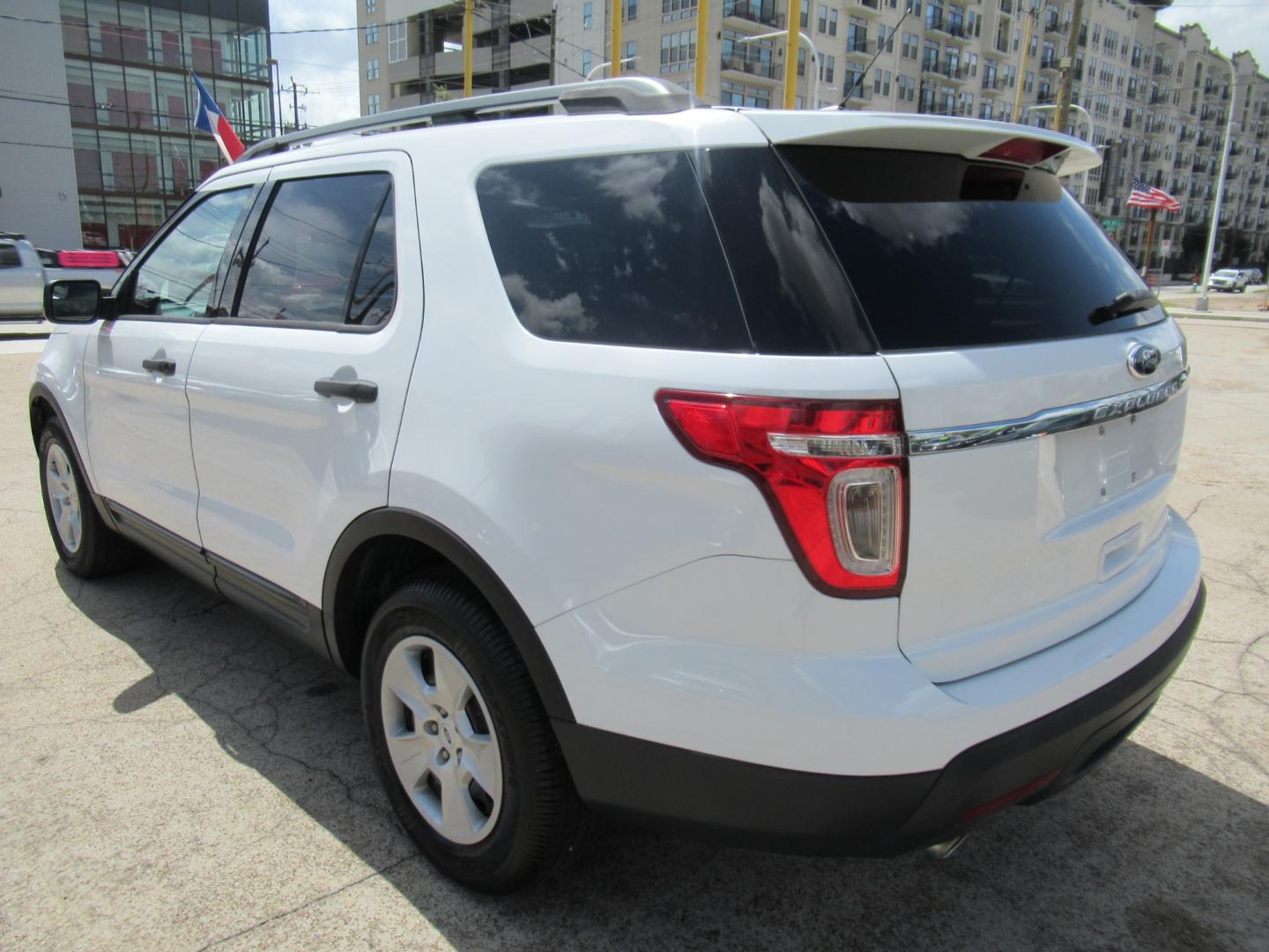 2014 White /Tan Ford Explorer Base FWD (1FM5K7B86EG) with an 3.5L V6 DOHC 24V engine, Automatic transmission, located at 1511 North Shepherd Dr., Houston, TX, 77008, (281) 657-1221, 29.798361, -95.412560 - Photo#19