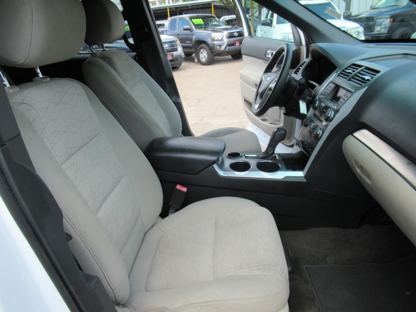 2014 White /Tan Ford Explorer Base FWD (1FM5K7B86EG) with an 3.5L V6 DOHC 24V engine, Automatic transmission, located at 1511 North Shepherd Dr., Houston, TX, 77008, (281) 657-1221, 29.798361, -95.412560 - Photo#17