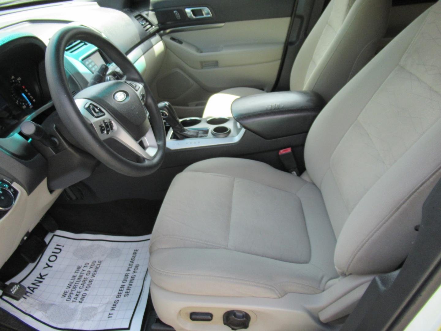 2014 White /Tan Ford Explorer Base FWD (1FM5K7B86EG) with an 3.5L V6 DOHC 24V engine, Automatic transmission, located at 1511 North Shepherd Dr., Houston, TX, 77008, (281) 657-1221, 29.798361, -95.412560 - Photo#1