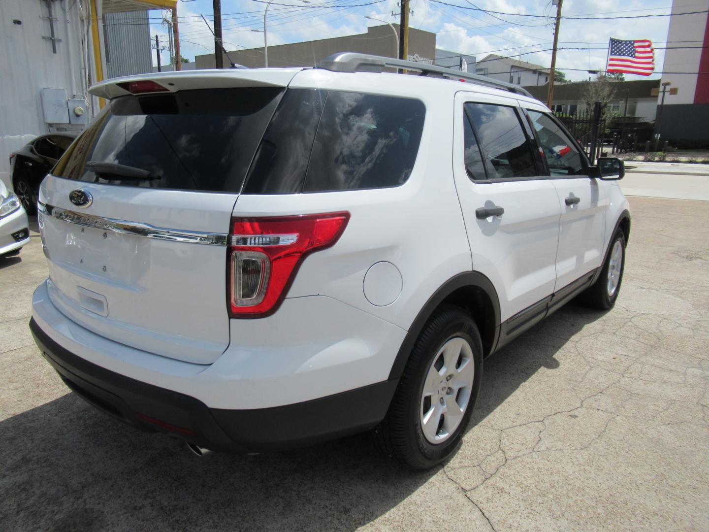 2014 White /Tan Ford Explorer Base FWD (1FM5K7B86EG) with an 3.5L V6 DOHC 24V engine, Automatic transmission, located at 1511 North Shepherd Dr., Houston, TX, 77008, (281) 657-1221, 29.798361, -95.412560 - Photo#21