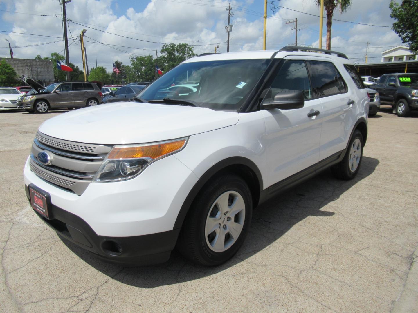 2014 White /Tan Ford Explorer Base FWD (1FM5K7B86EG) with an 3.5L V6 DOHC 24V engine, Automatic transmission, located at 1511 North Shepherd Dr., Houston, TX, 77008, (281) 657-1221, 29.798361, -95.412560 - Photo#24