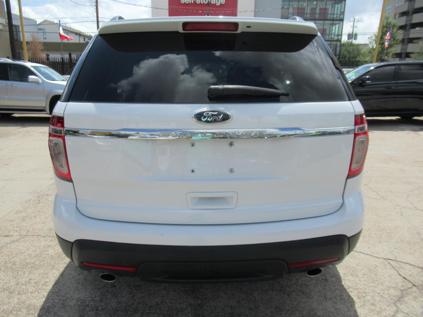 2014 White /Tan Ford Explorer Base FWD (1FM5K7B86EG) with an 3.5L V6 DOHC 24V engine, Automatic transmission, located at 1511 North Shepherd Dr., Houston, TX, 77008, (281) 657-1221, 29.798361, -95.412560 - Photo#20