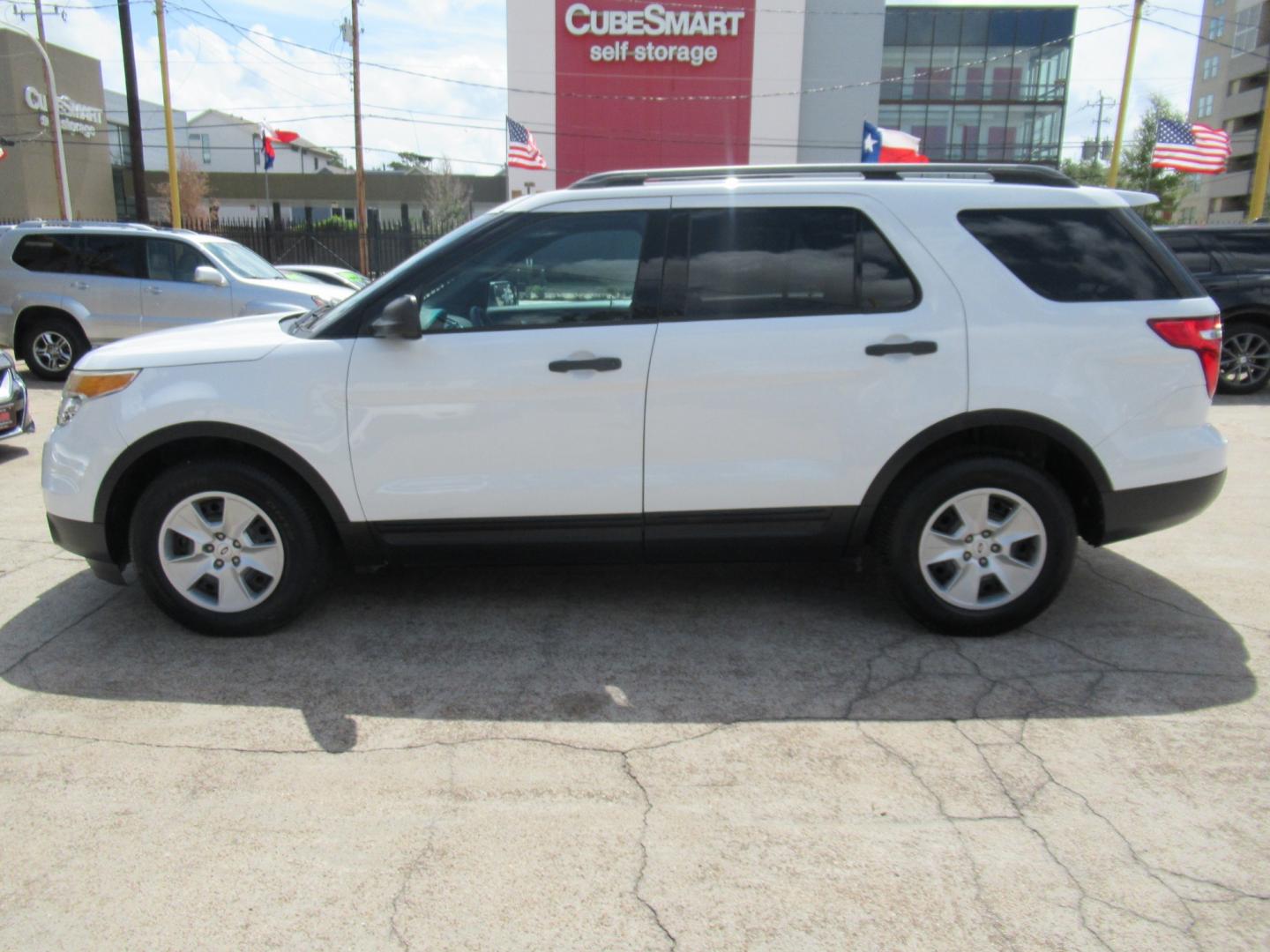 2014 White /Tan Ford Explorer Base FWD (1FM5K7B86EG) with an 3.5L V6 DOHC 24V engine, Automatic transmission, located at 1511 North Shepherd Dr., Houston, TX, 77008, (281) 657-1221, 29.798361, -95.412560 - Photo#31