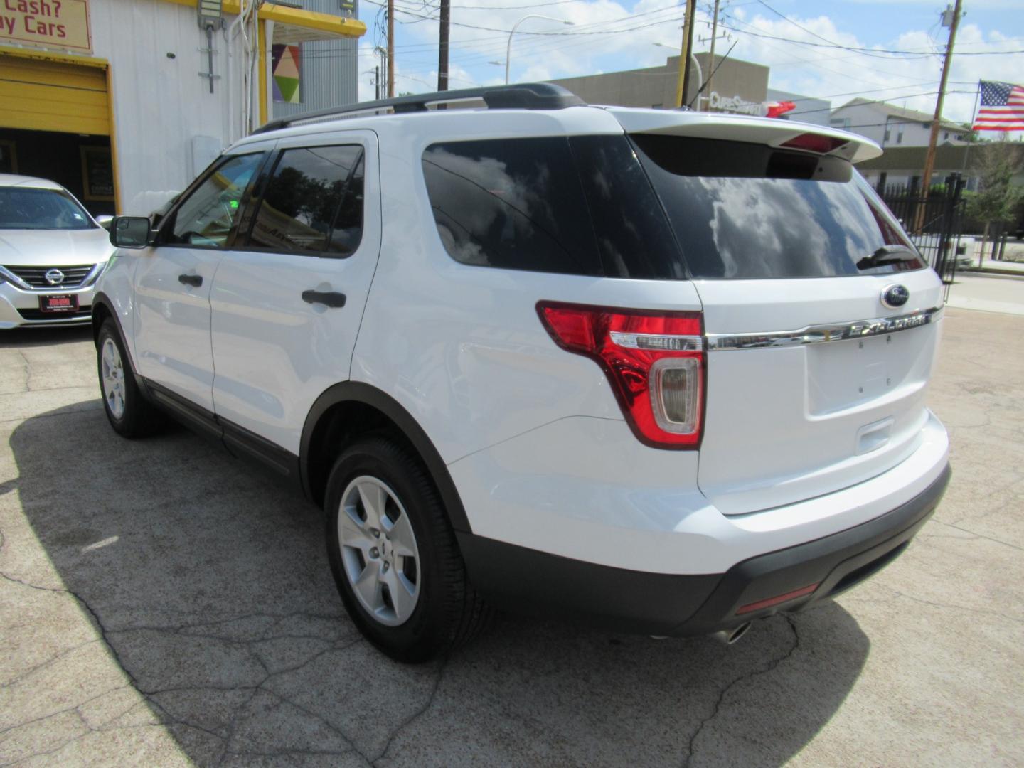 2014 White /Tan Ford Explorer Base FWD (1FM5K7B86EG) with an 3.5L V6 DOHC 24V engine, Automatic transmission, located at 1511 North Shepherd Dr., Houston, TX, 77008, (281) 657-1221, 29.798361, -95.412560 - Photo#30