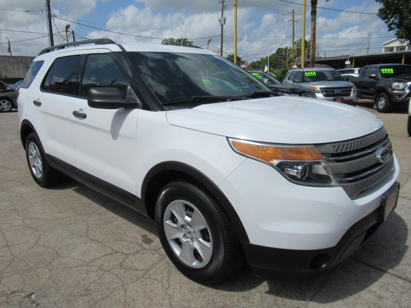 2014 White /Tan Ford Explorer Base FWD (1FM5K7B86EG) with an 3.5L V6 DOHC 24V engine, Automatic transmission, located at 1511 North Shepherd Dr., Houston, TX, 77008, (281) 657-1221, 29.798361, -95.412560 - Photo#26