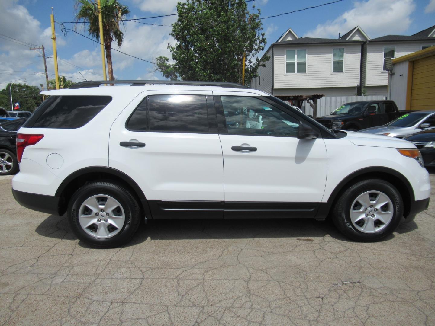 2014 White /Tan Ford Explorer Base FWD (1FM5K7B86EG) with an 3.5L V6 DOHC 24V engine, Automatic transmission, located at 1511 North Shepherd Dr., Houston, TX, 77008, (281) 657-1221, 29.798361, -95.412560 - Photo#27