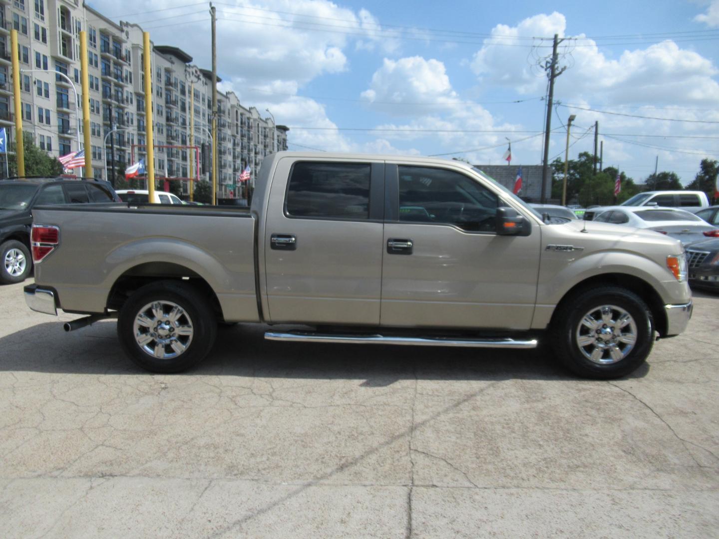 2010 /Tan Ford F-150 Lariat SuperCrew 5.5-ft. Bed 2WD (1FTEW1C84AF) with an 4.6L V8 SOHC 24V engine, Automatic transmission, located at 1511 North Shepherd Dr., Houston, TX, 77008, (281) 657-1221, 29.798361, -95.412560 - Photo#22