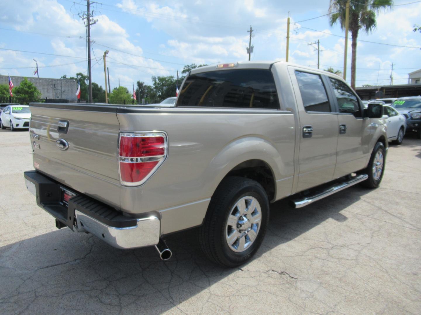 2010 /Tan Ford F-150 Lariat SuperCrew 5.5-ft. Bed 2WD (1FTEW1C84AF) with an 4.6L V8 SOHC 24V engine, Automatic transmission, located at 1511 North Shepherd Dr., Houston, TX, 77008, (281) 657-1221, 29.798361, -95.412560 - Photo#21