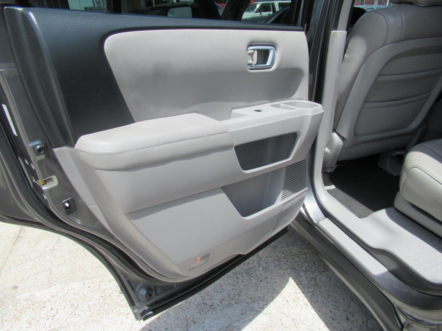 2011 /Gray Honda Pilot EX-L 2WD AT (5FNYF3H53BB) with an 3.5L V6 SOHC 24V engine, Automatic transmission, located at 1511 North Shepherd Dr., Houston, TX, 77008, (281) 657-1221, 29.798361, -95.412560 - Honda Pilot EX-L 2WD SUV 4-DR 3.5L V6 SOHC 24V Automatic FWD - Photo#13