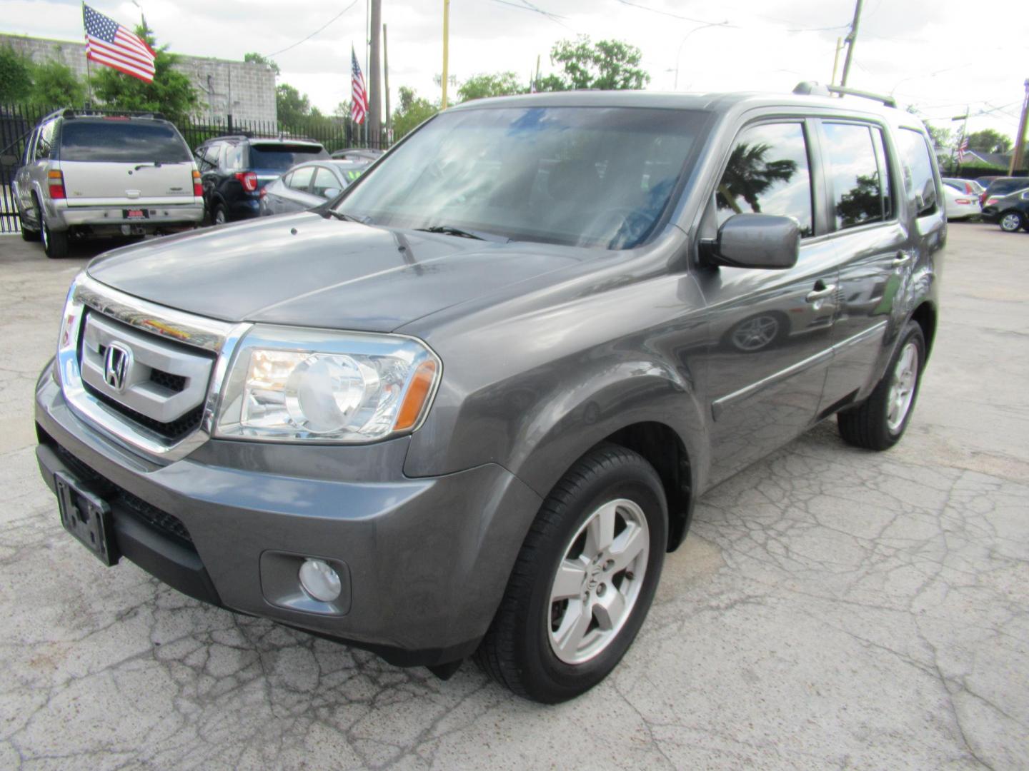 2011 /Gray Honda Pilot EX-L 2WD AT (5FNYF3H53BB) with an 3.5L V6 SOHC 24V engine, Automatic transmission, located at 1511 North Shepherd Dr., Houston, TX, 77008, (281) 657-1221, 29.798361, -95.412560 - Honda Pilot EX-L 2WD SUV 4-DR 3.5L V6 SOHC 24V Automatic FWD - Photo#25